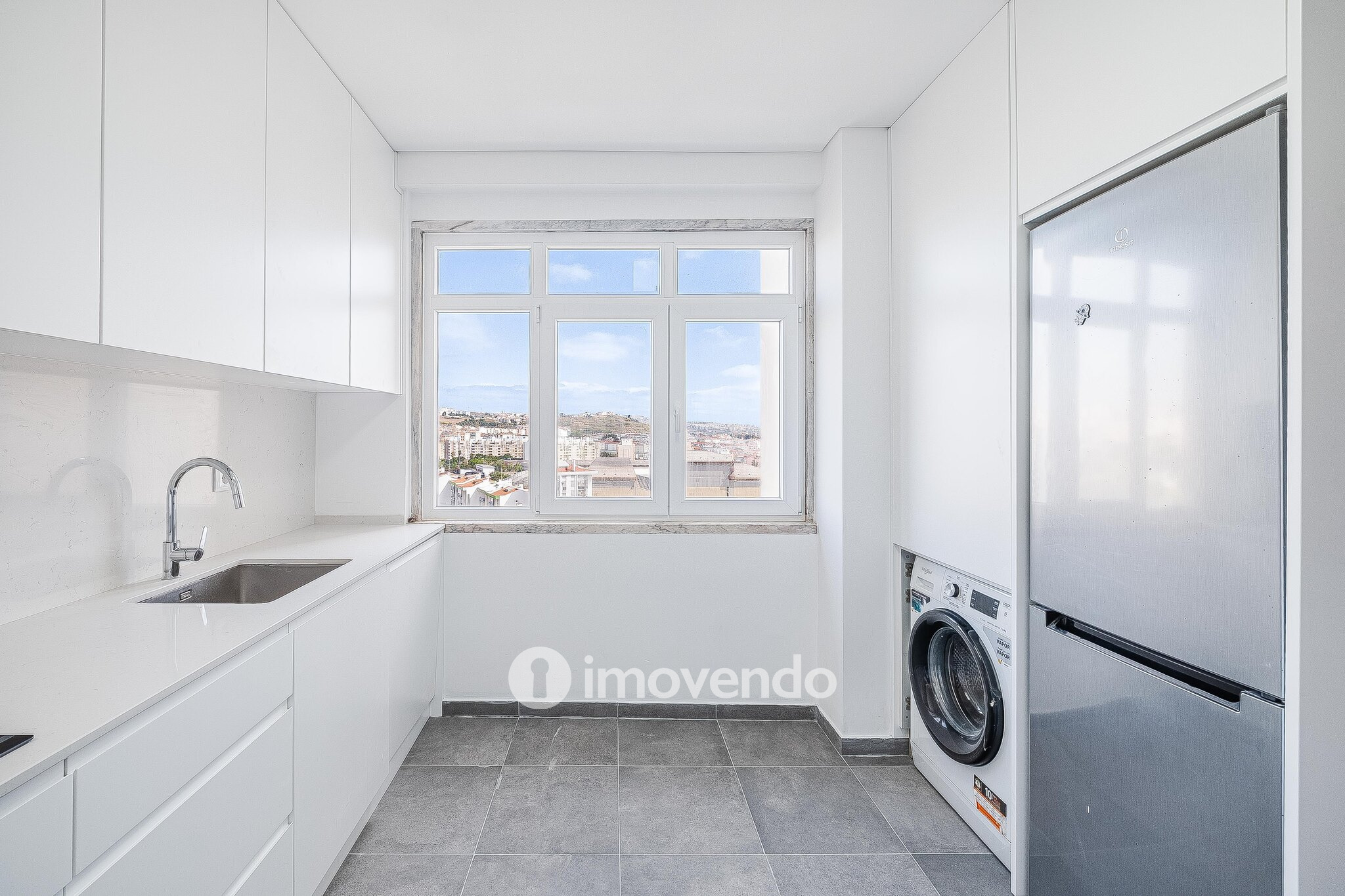 Apartamento T2 remodelado, com cozinha equipada, na Reboleira