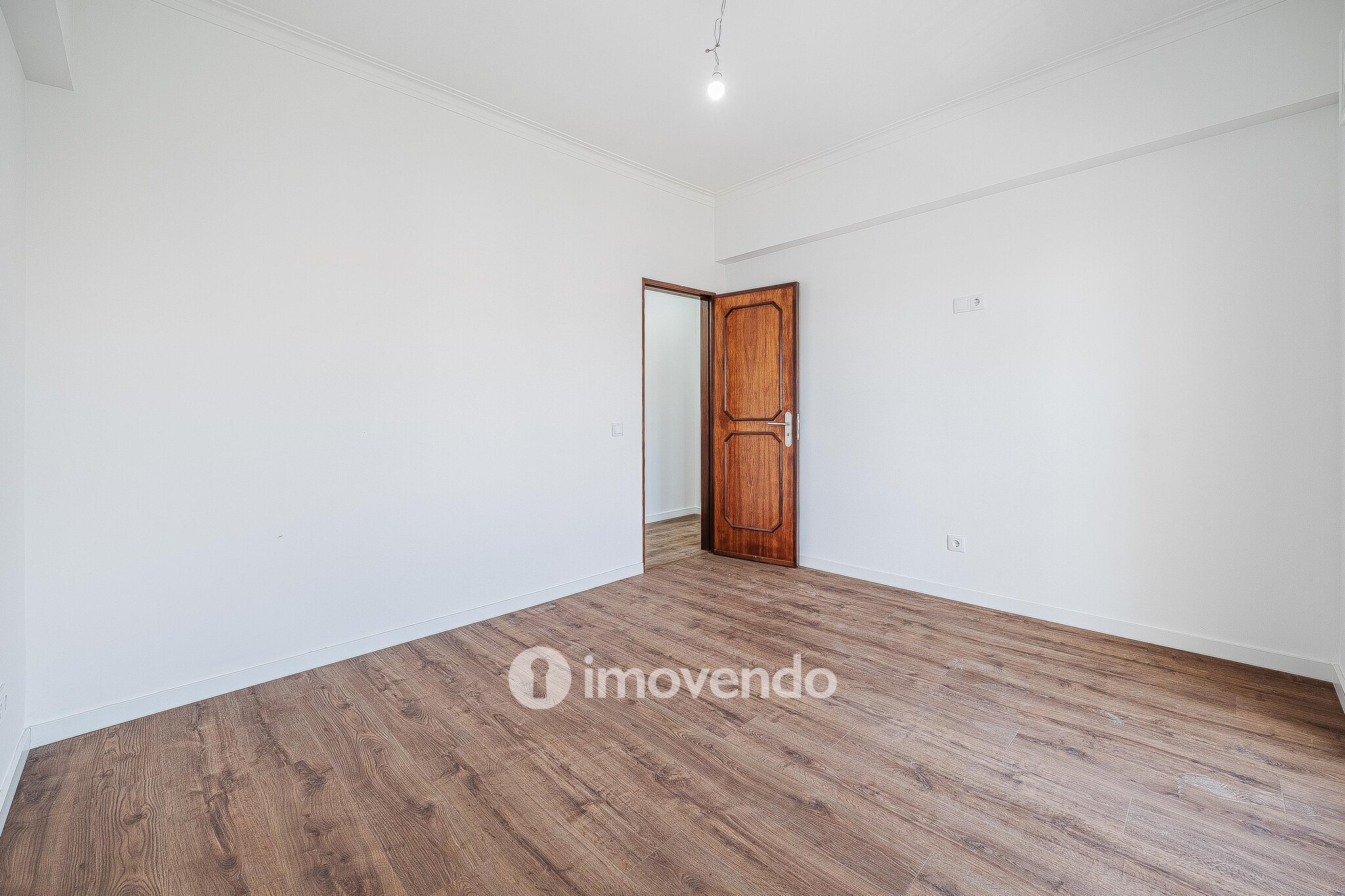 Apartamento T2 remodelado, com cozinha equipada, na Reboleira