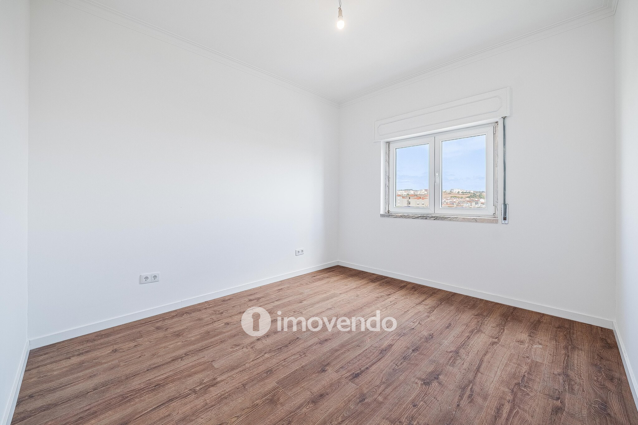 Apartamento T2 remodelado, com cozinha equipada, na Reboleira
