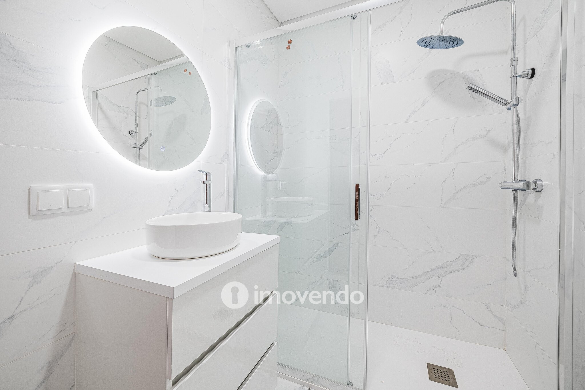 Apartamento T2 remodelado, com cozinha equipada, na Reboleira