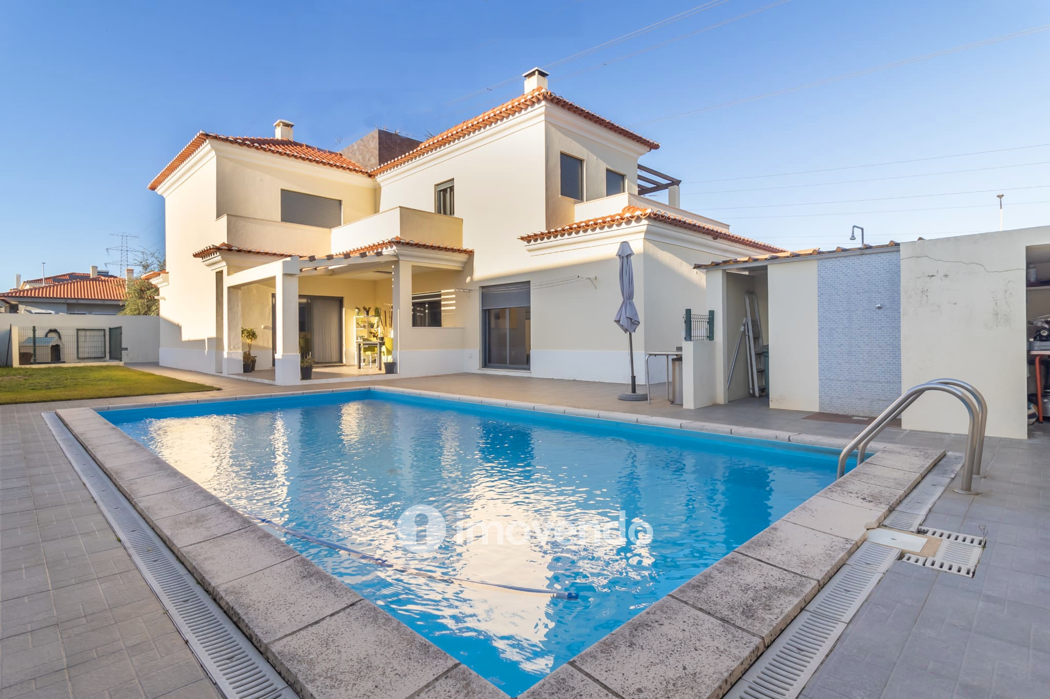 Moradia T5 cuidada, com piscina e jardim, em Setúbal