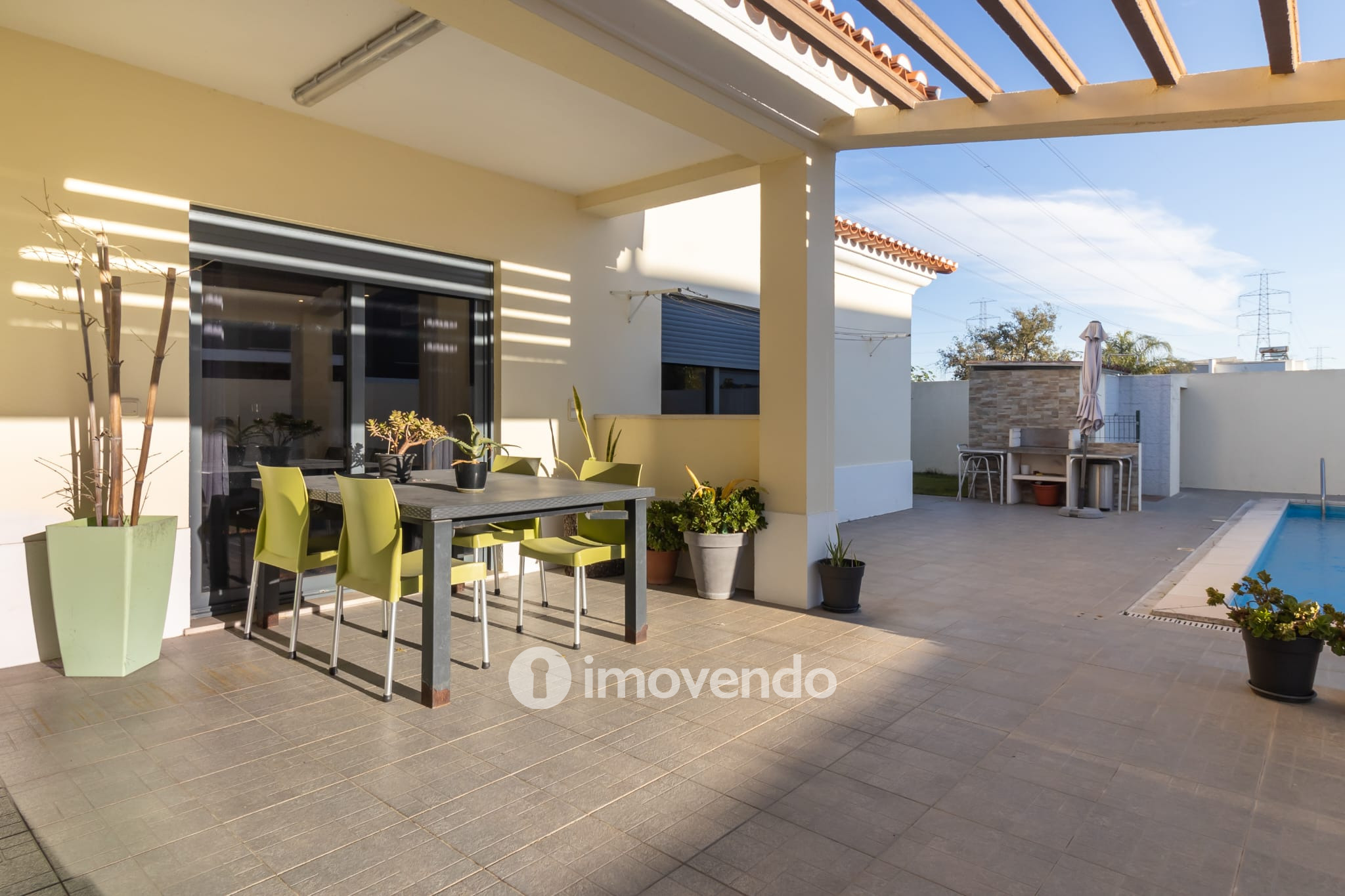 Moradia T5 cuidada, com piscina e jardim, em Setúbal
