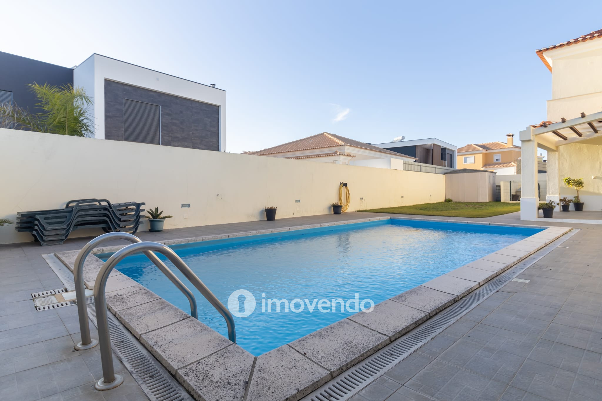 Moradia T5 cuidada, com piscina e jardim, em Setúbal