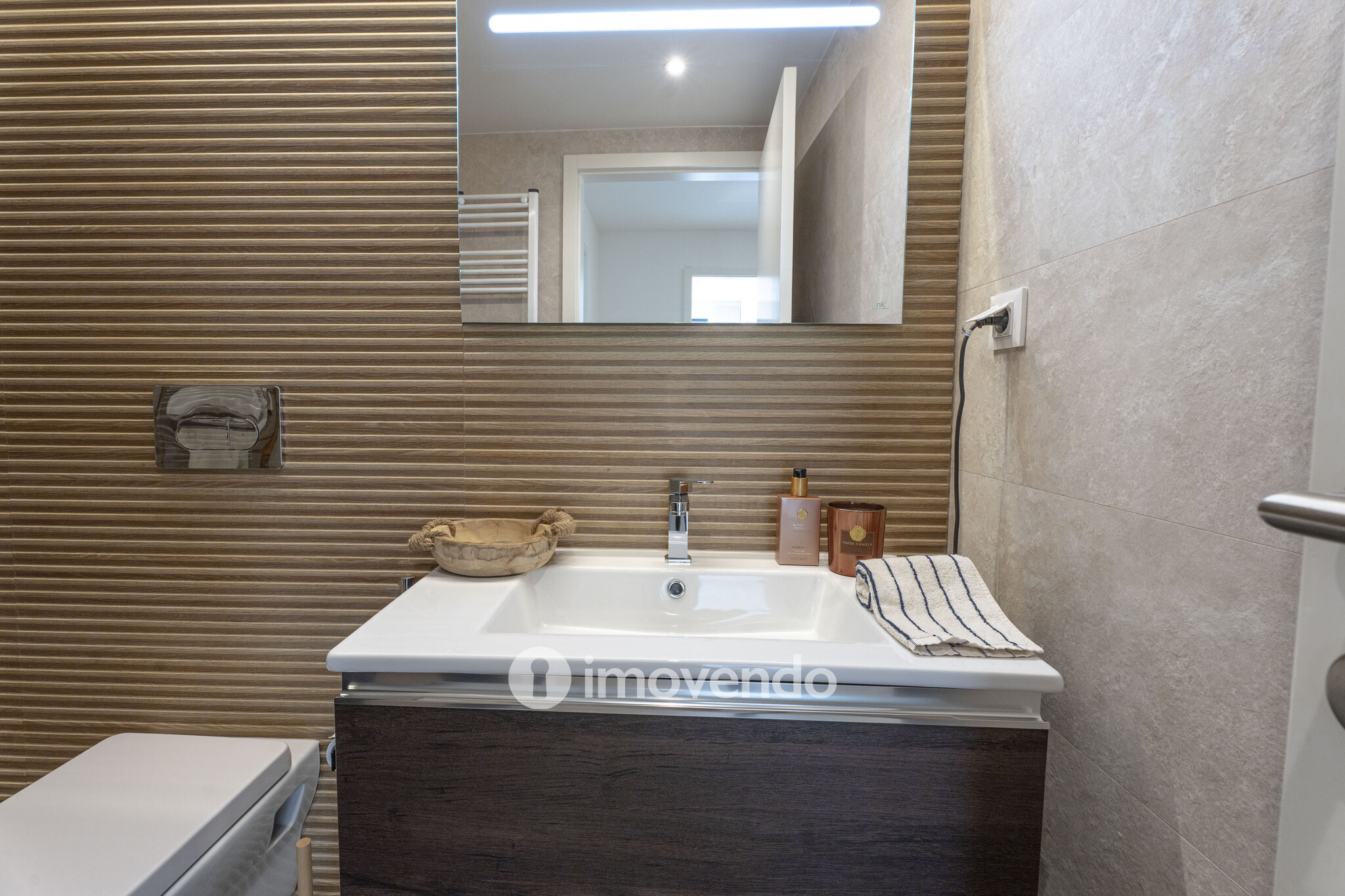 Apartamento T2 moderno, com estacionamento, em Vila Nova de Gaia
