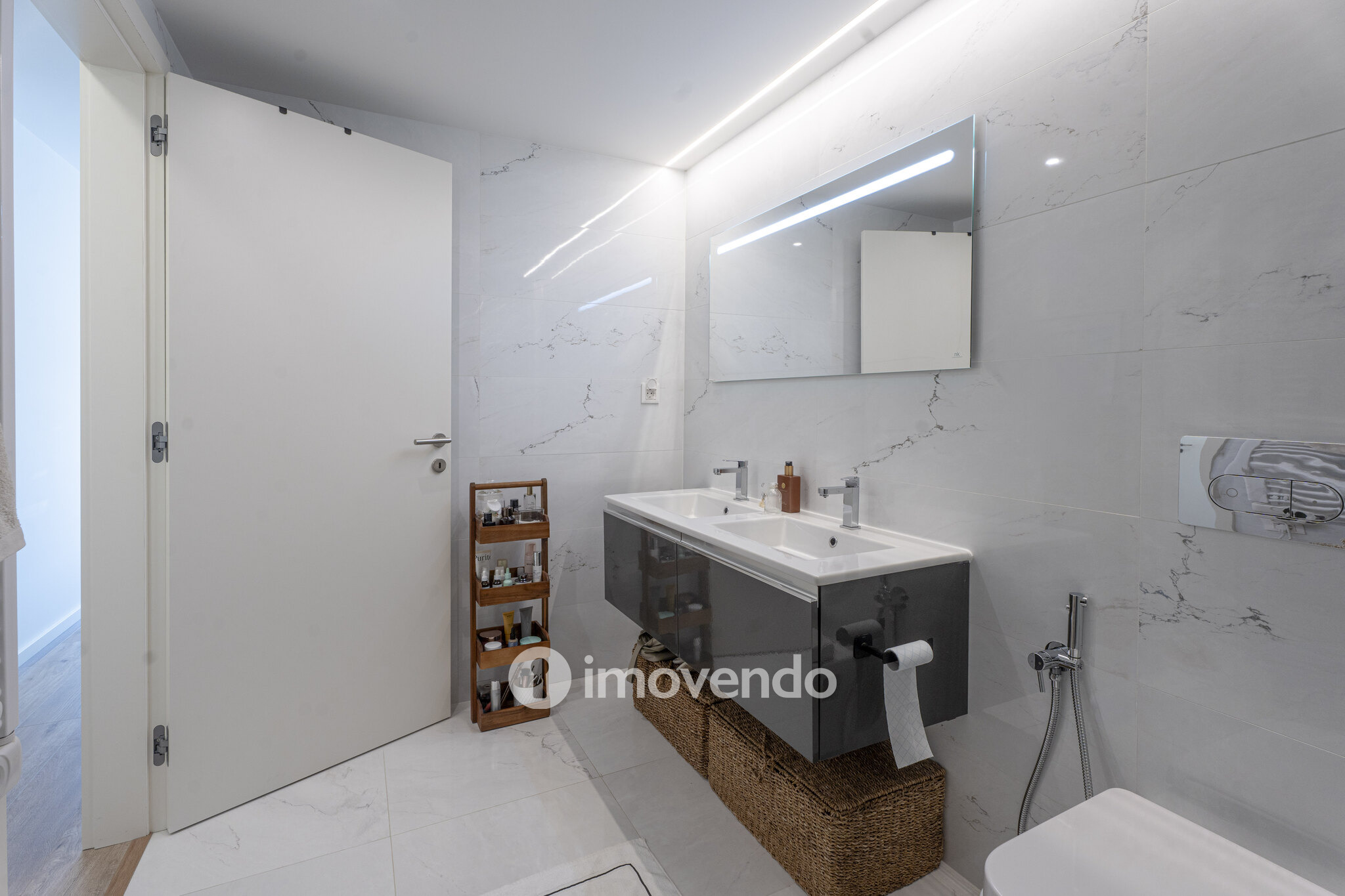 Apartamento T2 moderno, com estacionamento, em Vila Nova de Gaia