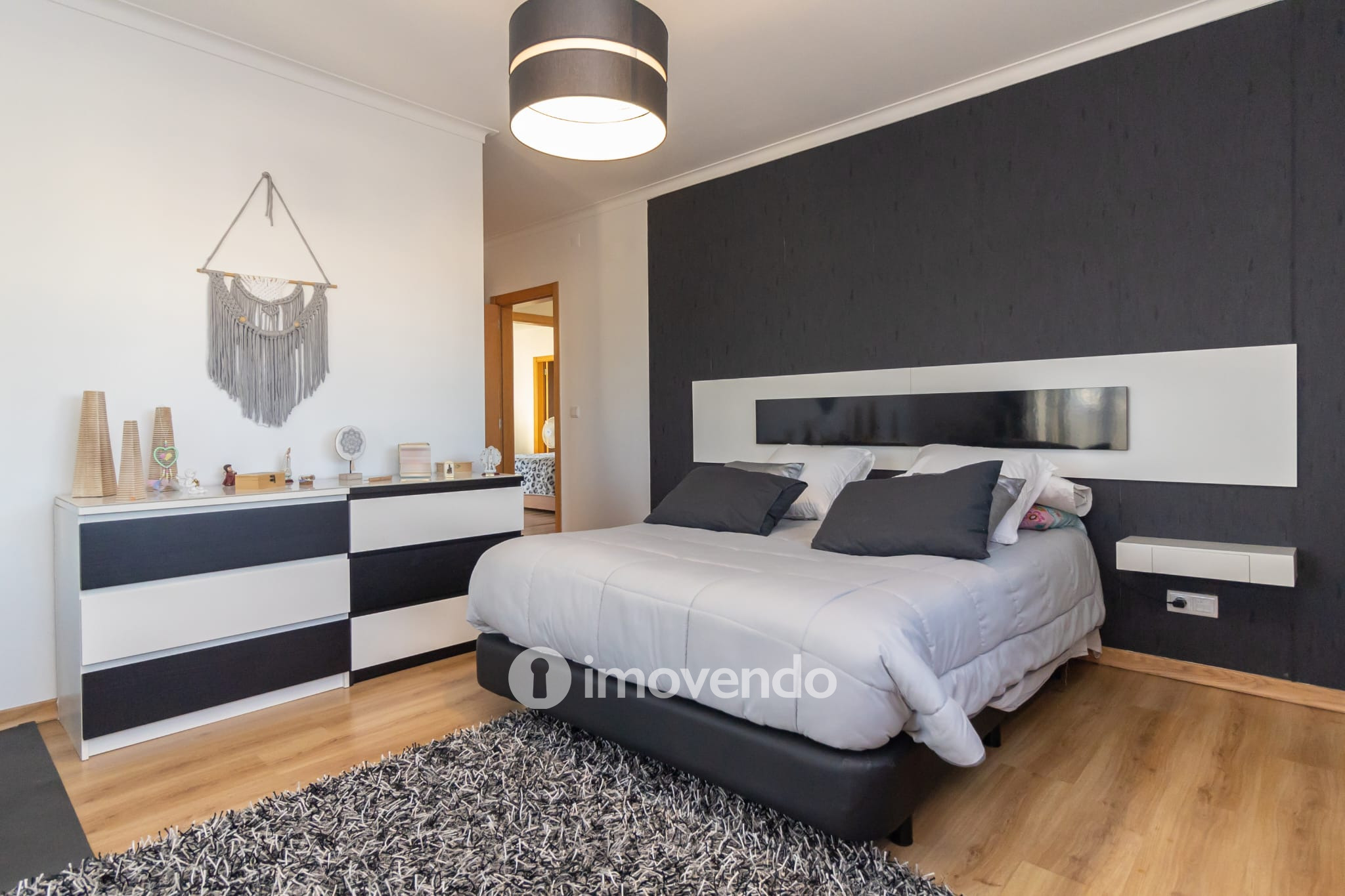 Moradia T5 cuidada, com piscina e jardim, em Setúbal