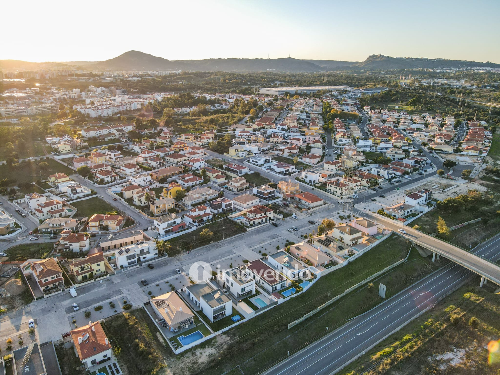 Moradia T5 cuidada, com piscina e jardim, em Setúbal