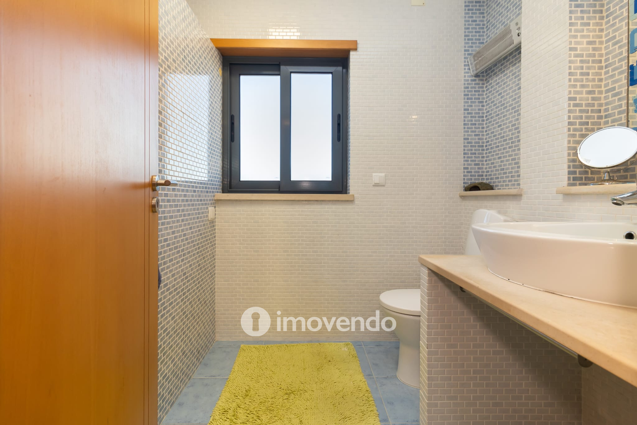 Moradia T5 cuidada, com piscina e jardim, em Setúbal