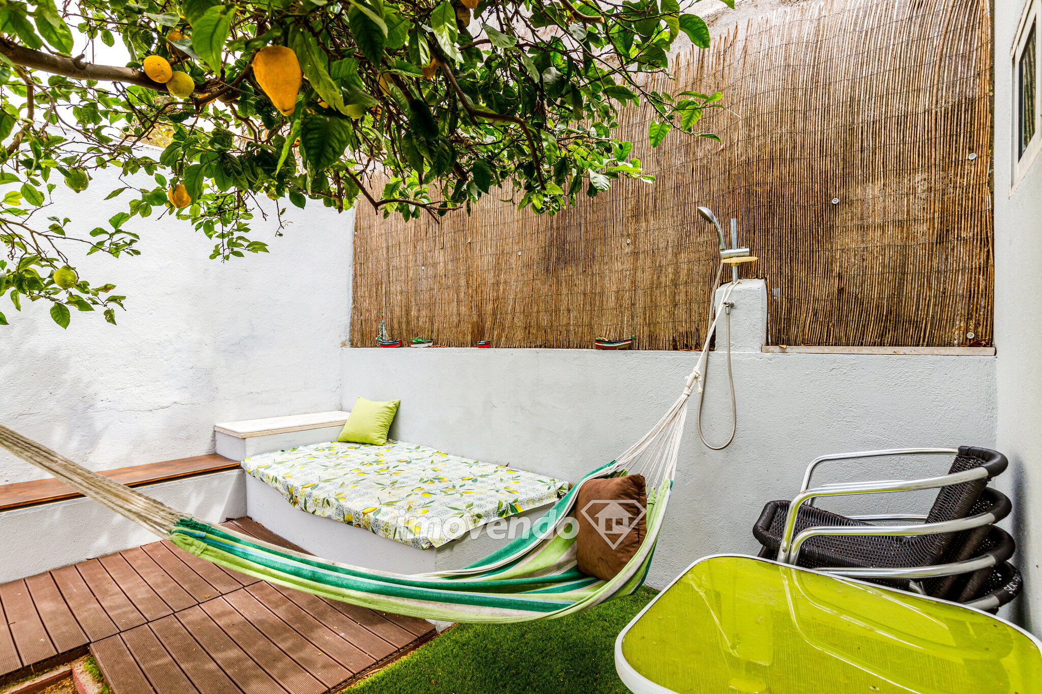Apartamento T3 remodelado, com logradouro, no Laranjeiro
