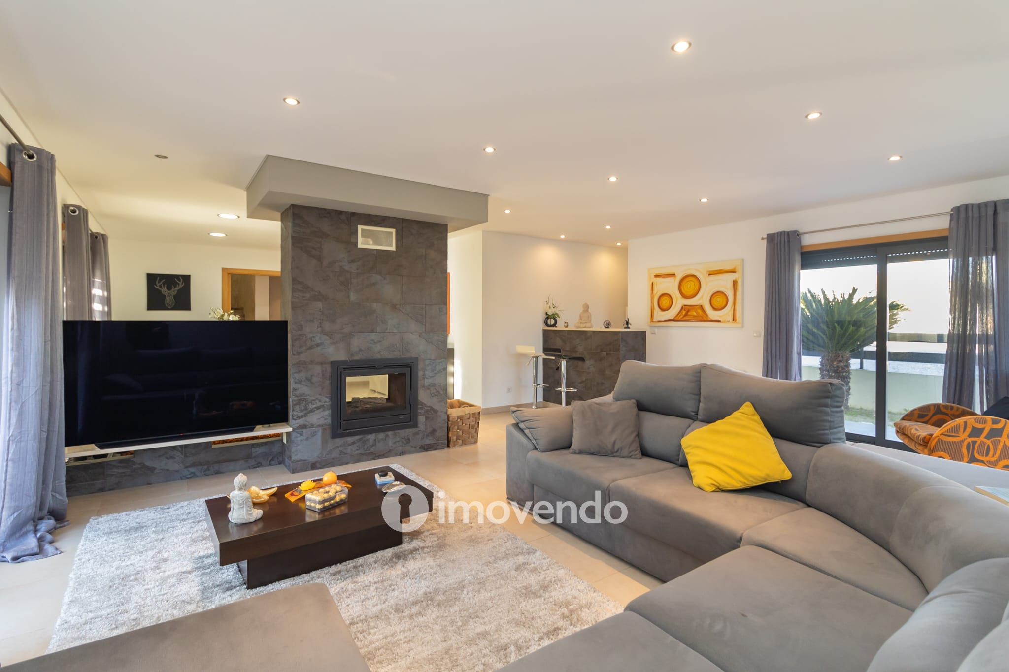 Moradia T5 cuidada, com piscina e jardim, em Setúbal