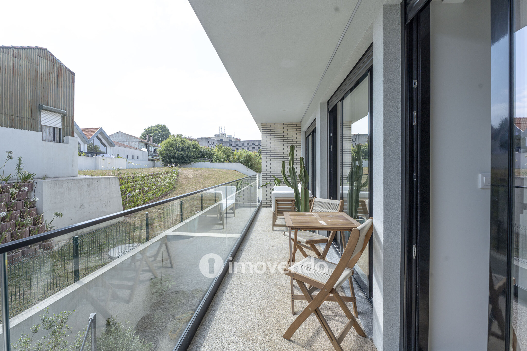 Apartamento T2 moderno, com estacionamento, em Vila Nova de Gaia
