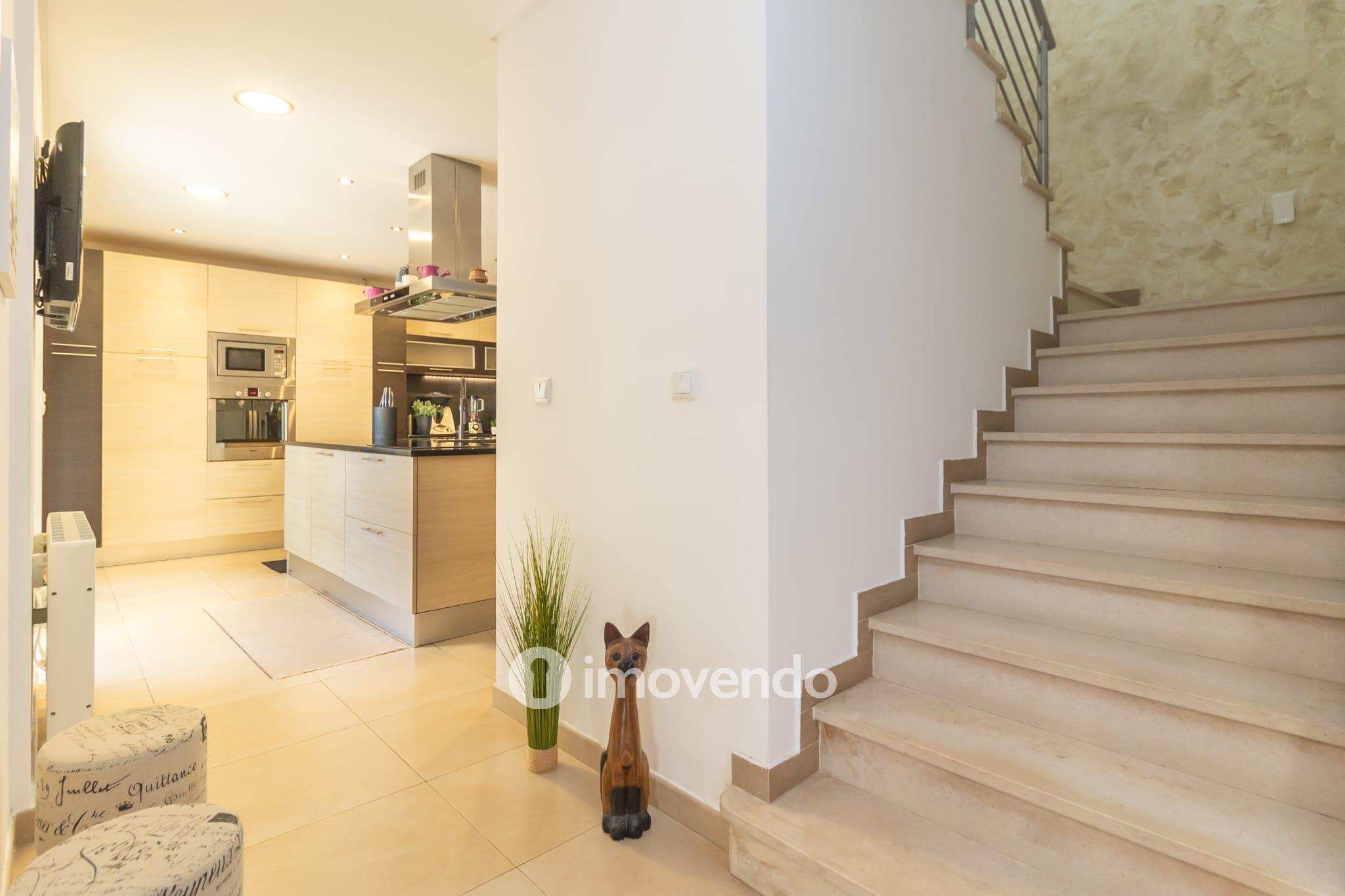 Moradia T5 cuidada, com piscina e jardim, em Setúbal