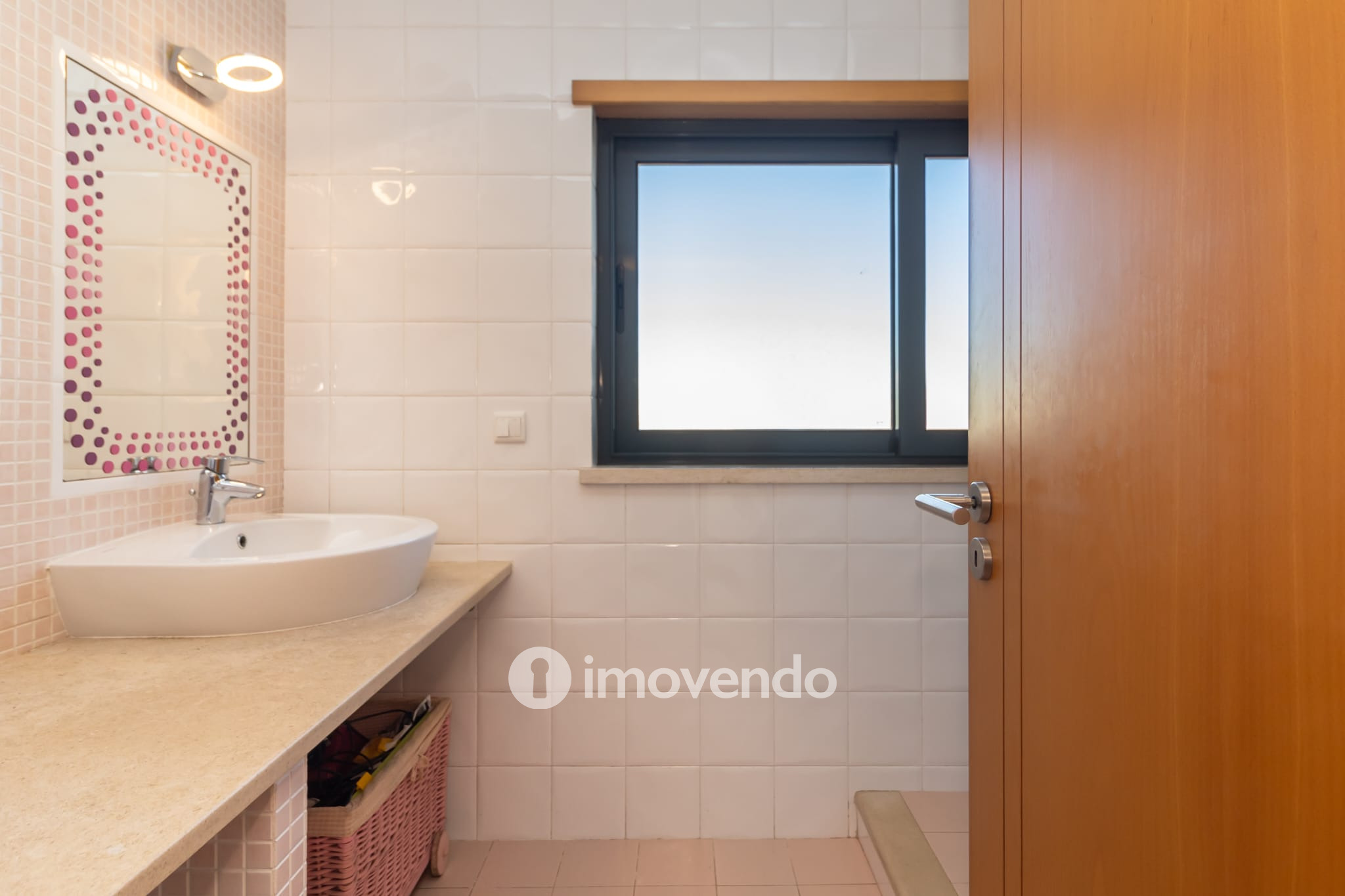 Moradia T5 cuidada, com piscina e jardim, em Setúbal