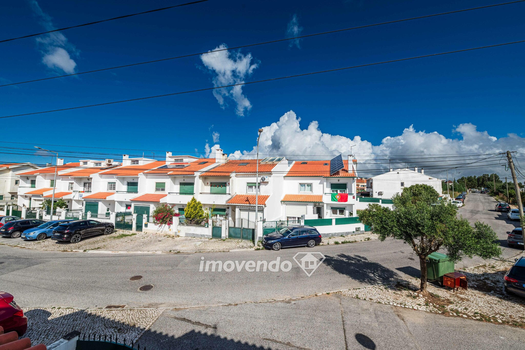 Moradia T4, com garagem e áreas amplas, em Rio de Mouro