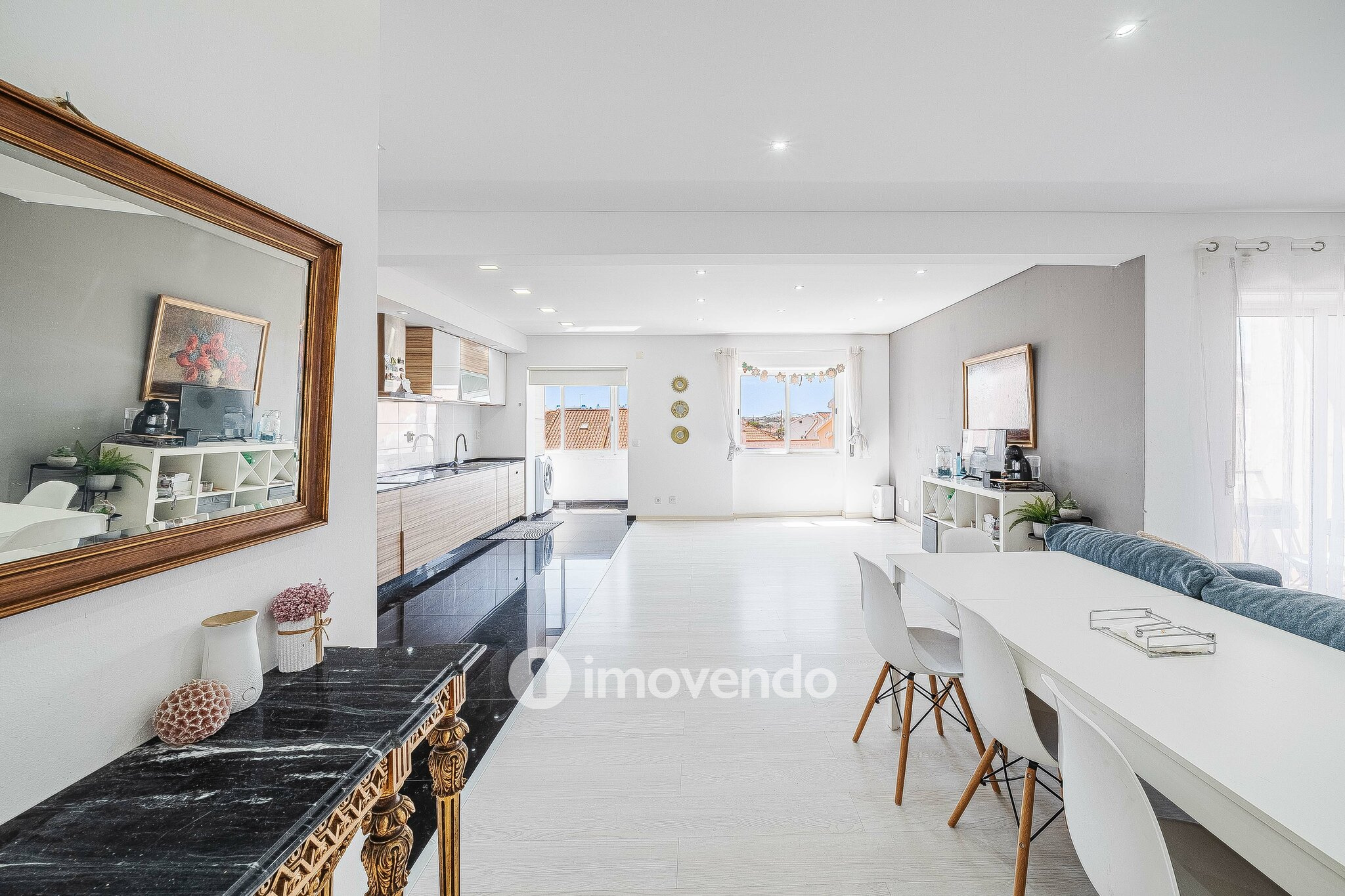 Apartamento T2 luminoso, totalmente remodelado, em Corroios