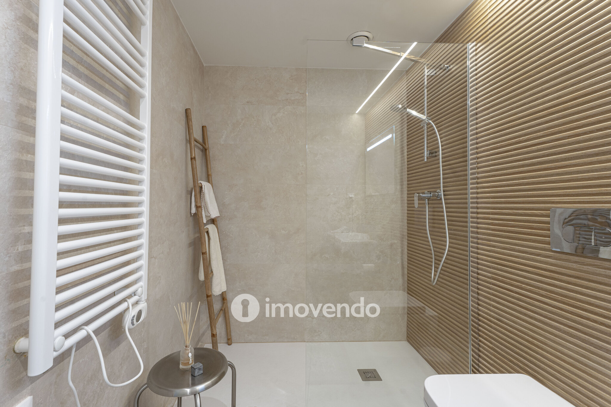 Apartamento T2 moderno, com estacionamento, em Vila Nova de Gaia
