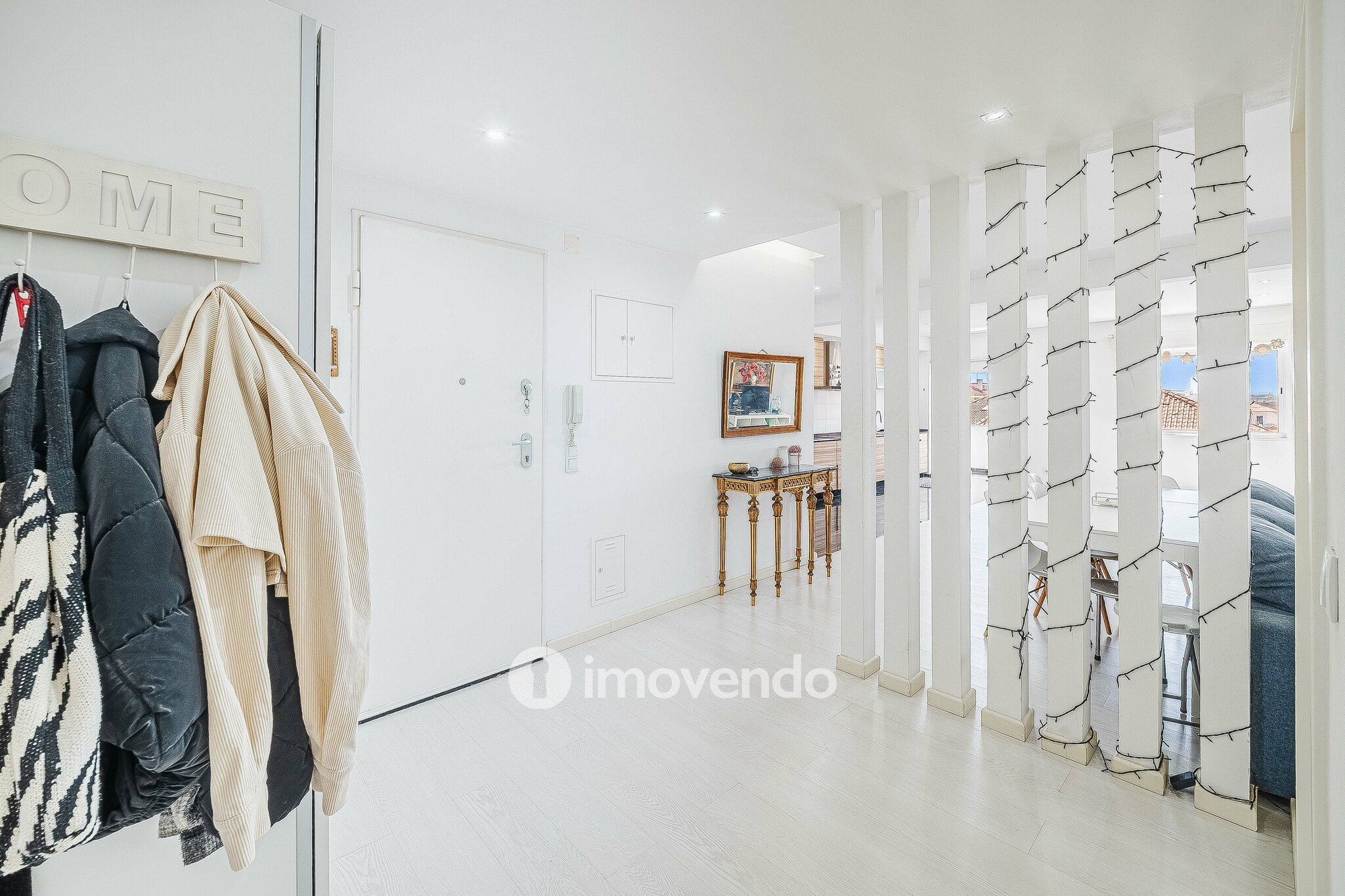 Apartamento T2 luminoso, totalmente remodelado, em Corroios
