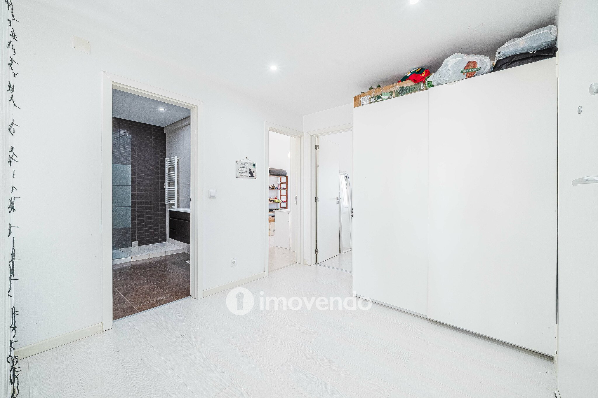 Apartamento T2 luminoso, totalmente remodelado, em Corroios