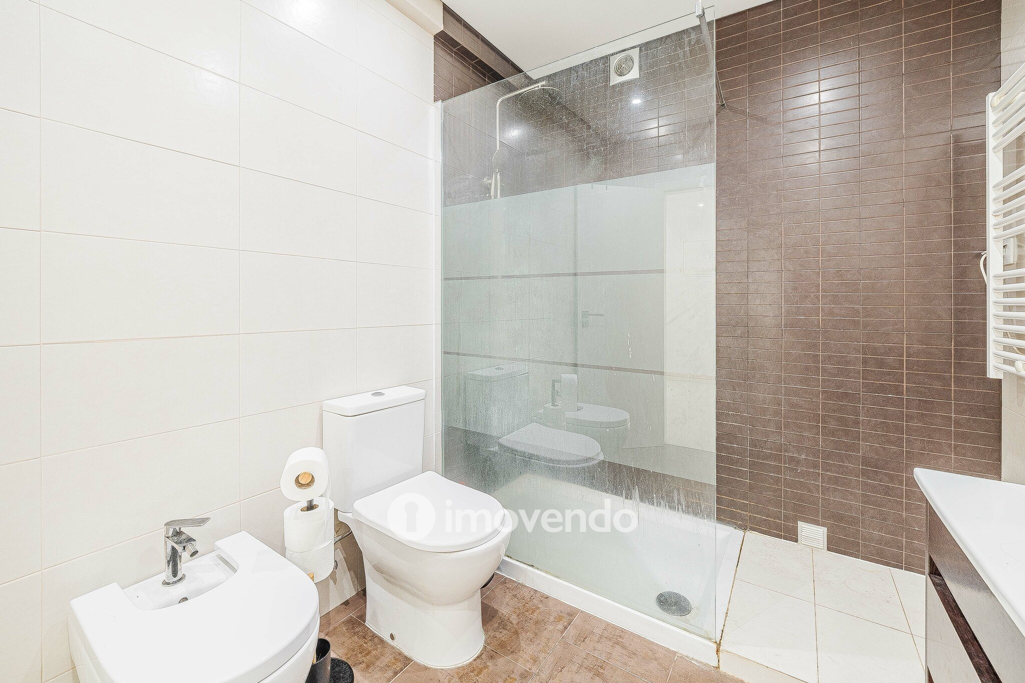 Apartamento T2 luminoso, totalmente remodelado, em Corroios