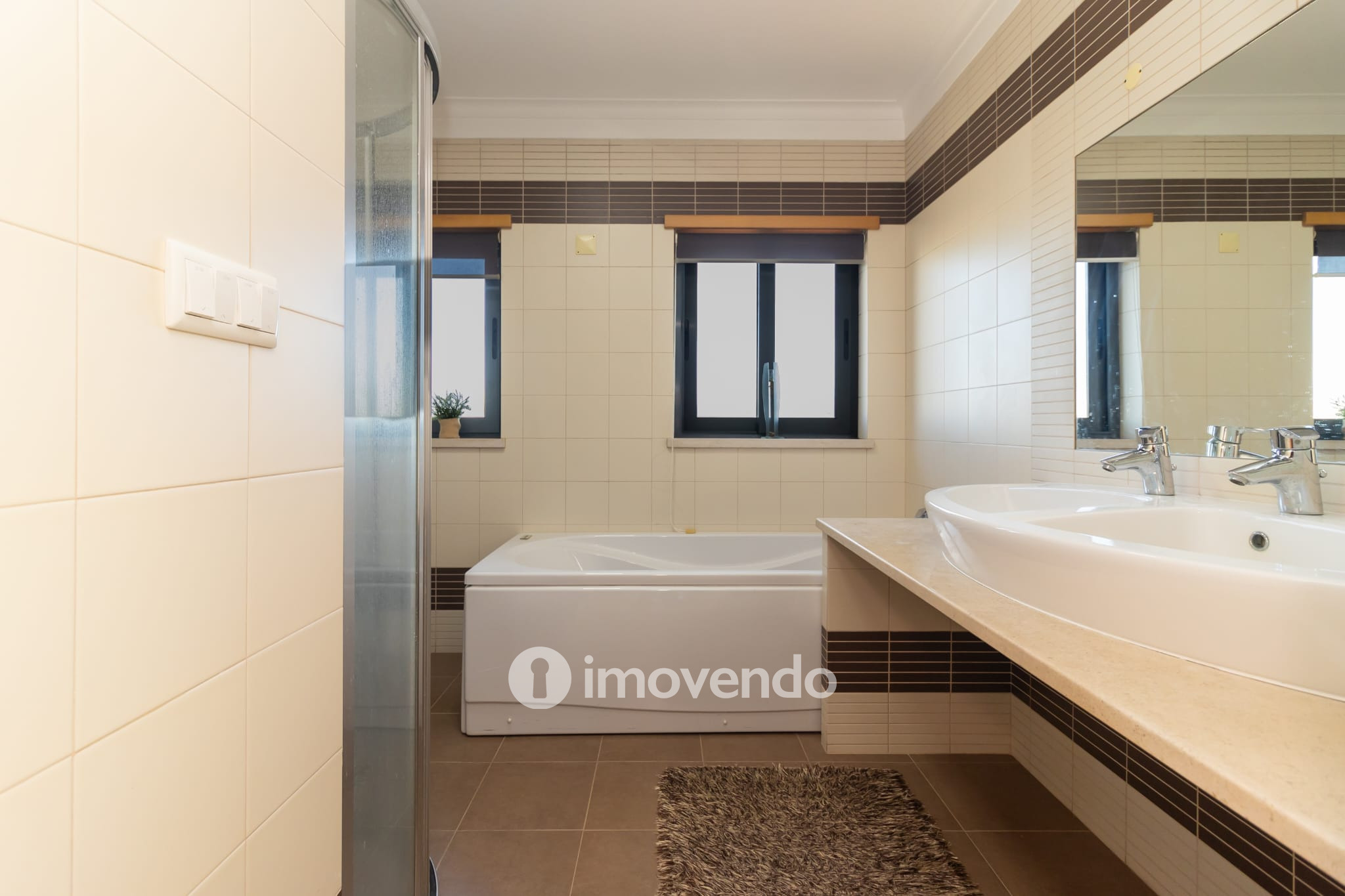 Moradia T5 cuidada, com piscina e jardim, em Setúbal