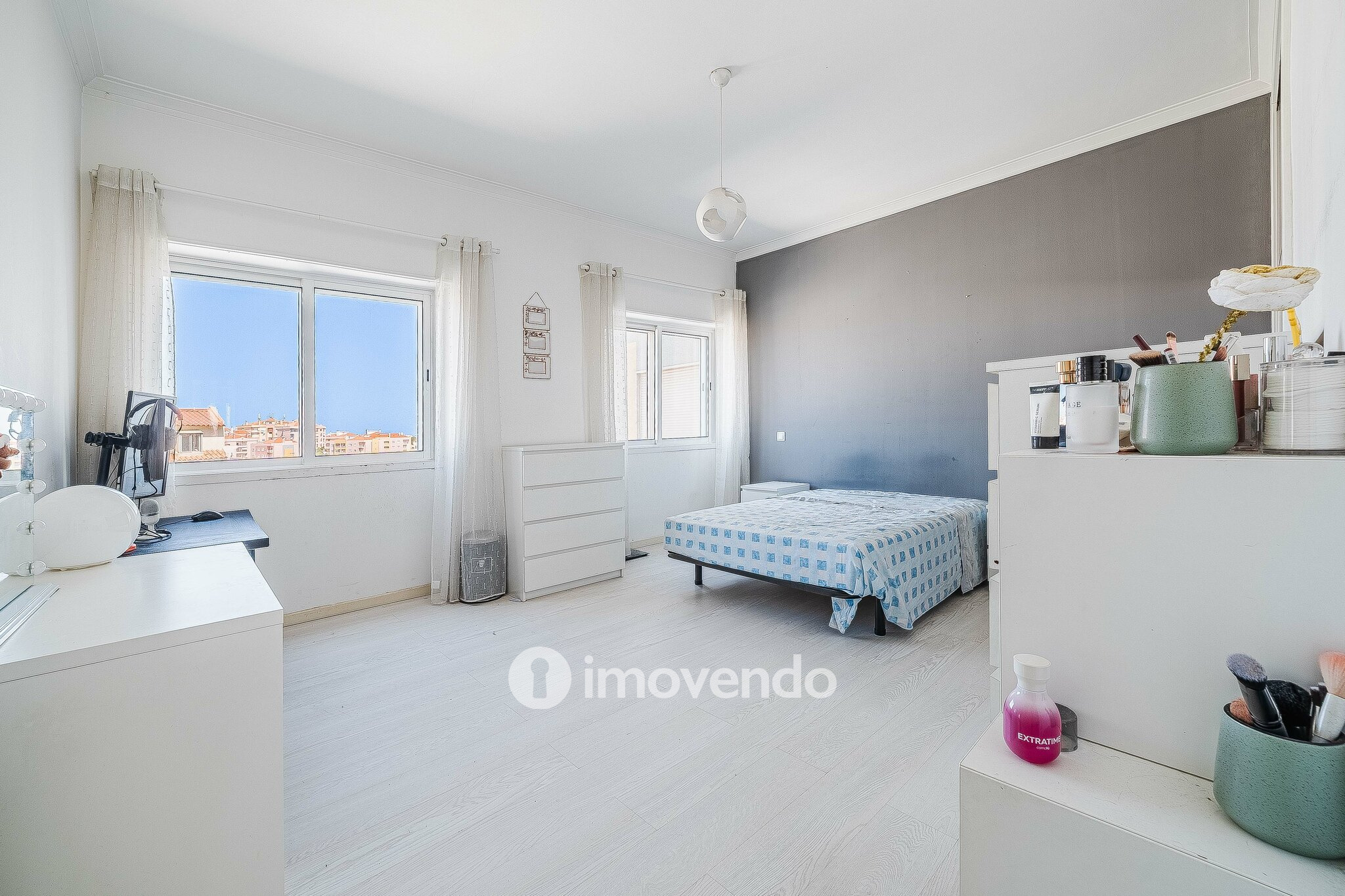 Apartamento T2 luminoso, totalmente remodelado, em Corroios