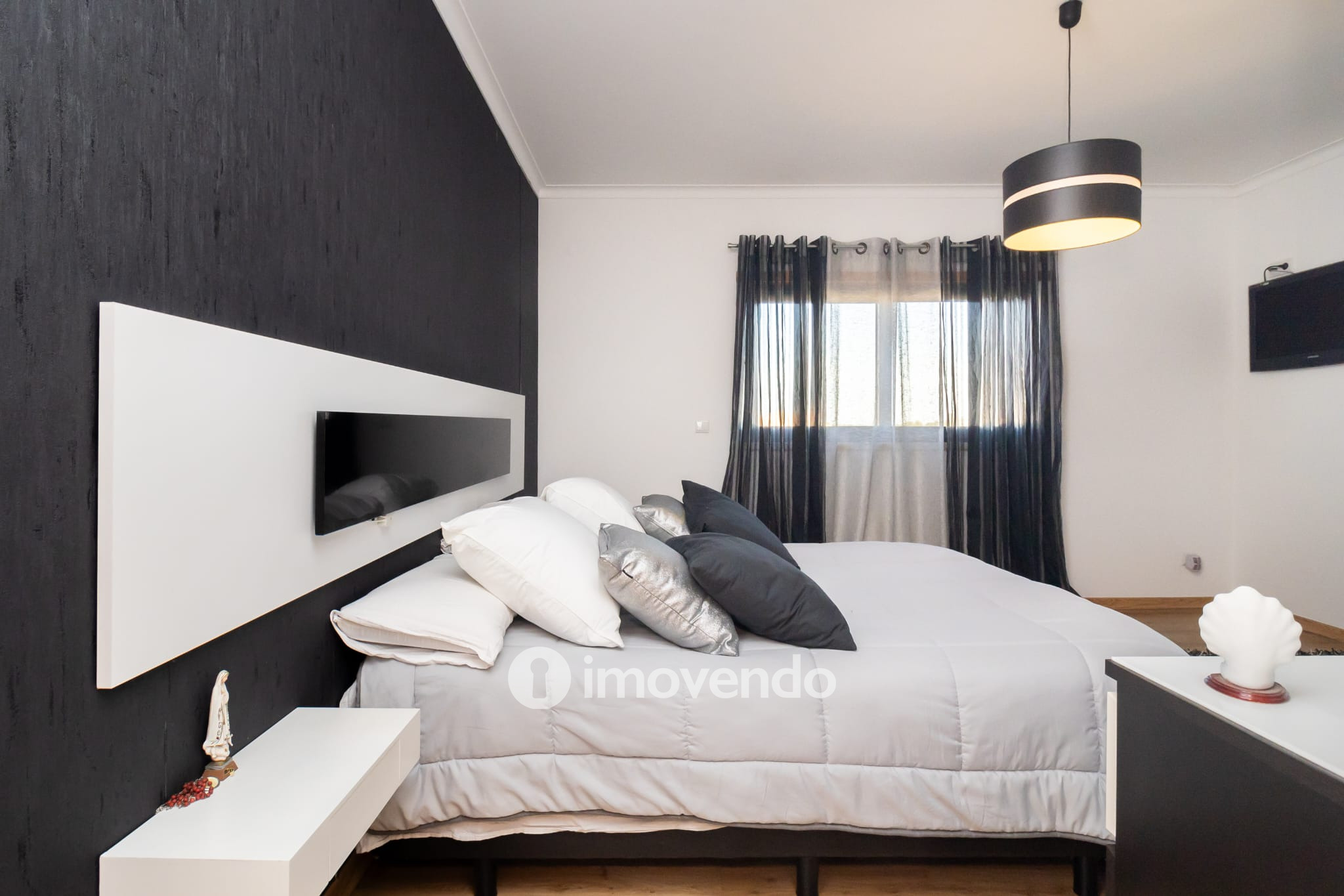 Moradia T5 cuidada, com piscina e jardim, em Setúbal