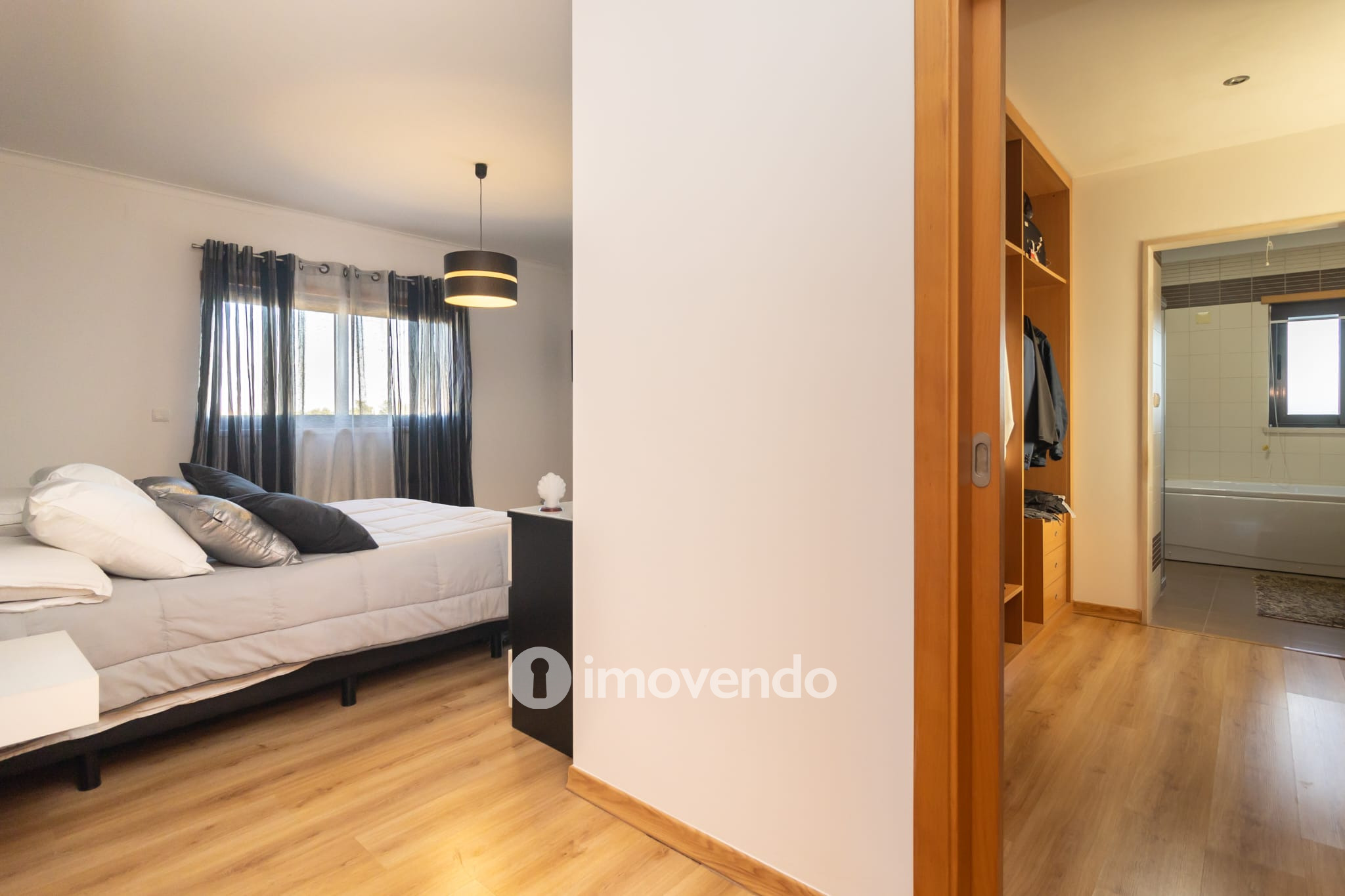 Moradia T5 cuidada, com piscina e jardim, em Setúbal