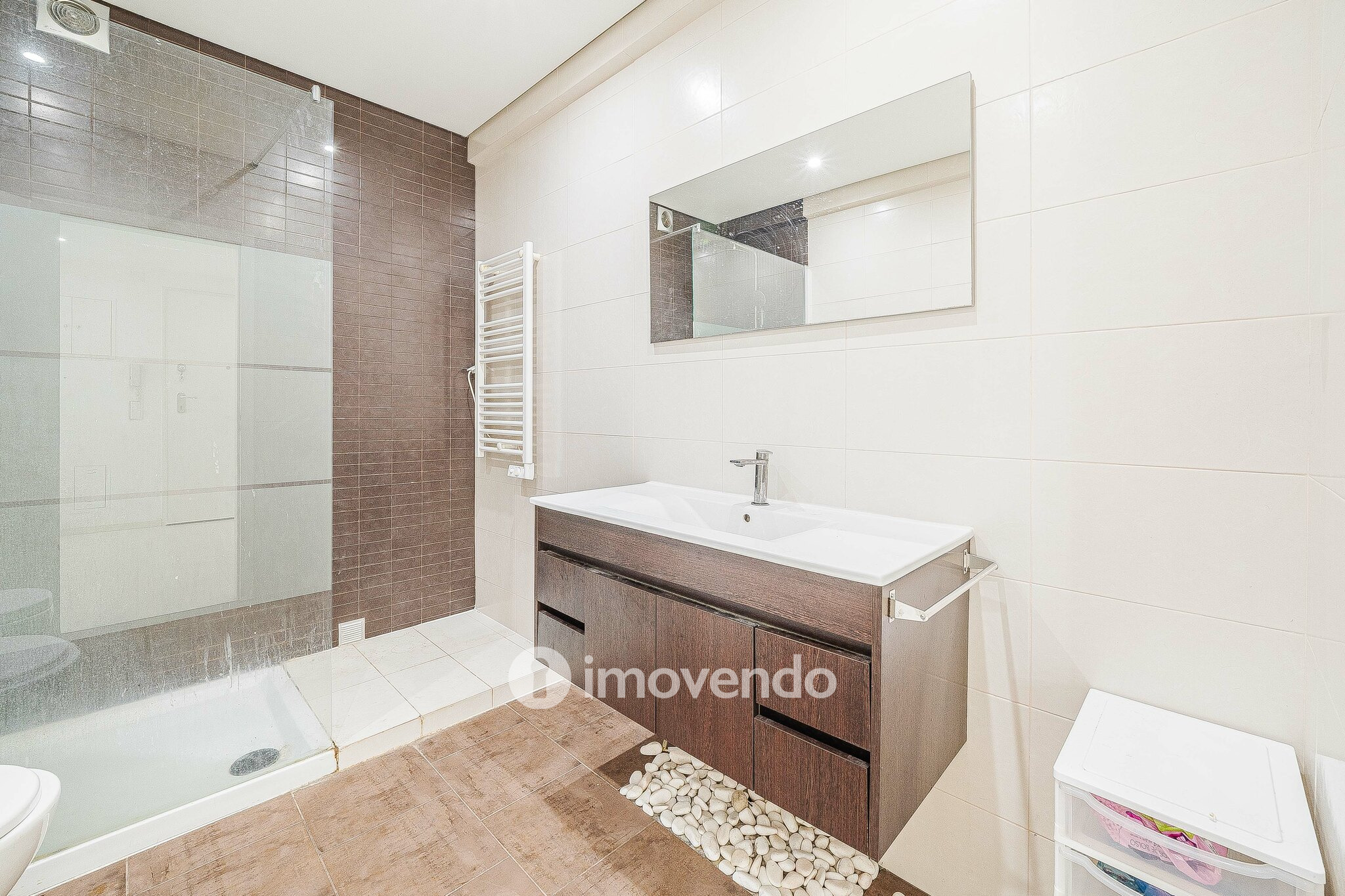 Apartamento T2 luminoso, totalmente remodelado, em Corroios