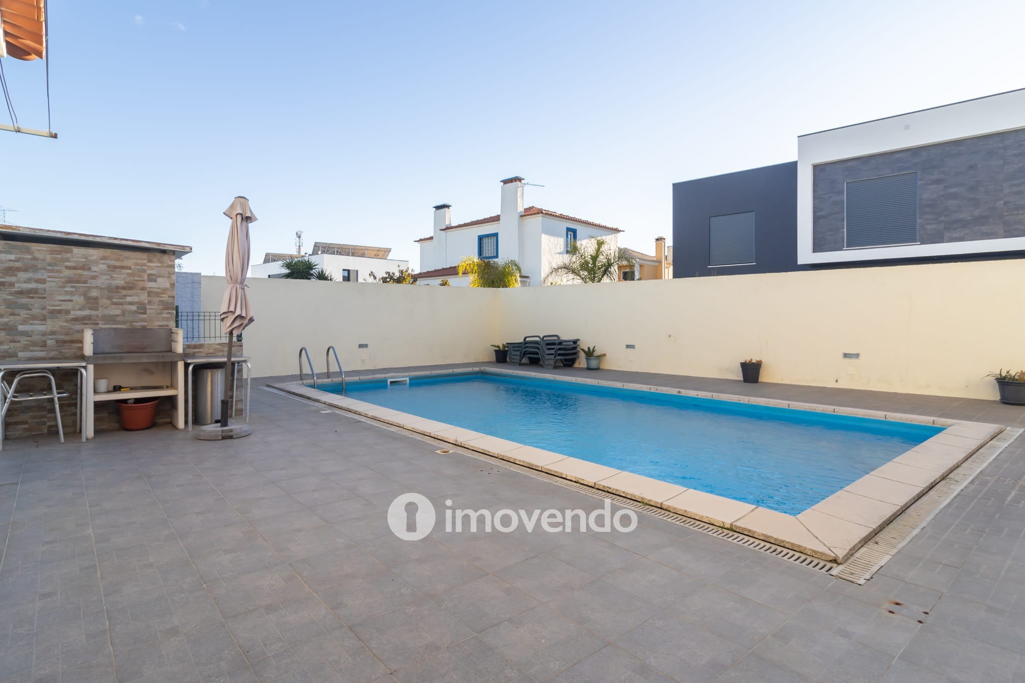 Moradia T5 cuidada, com piscina e jardim, em Setúbal