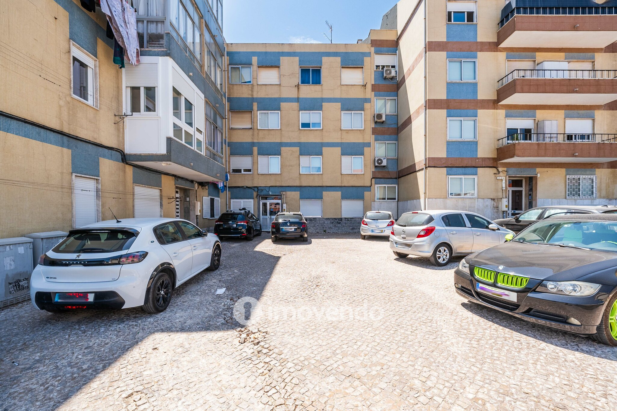 Apartamento T2 luminoso, totalmente remodelado, em Corroios