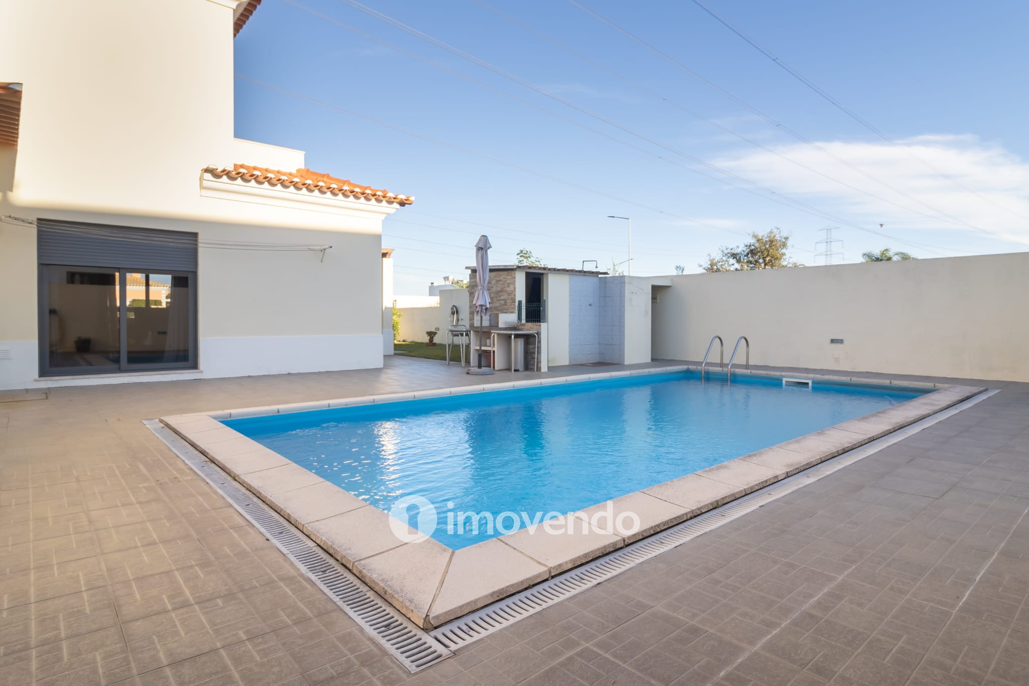 Moradia T5 cuidada, com piscina e jardim, em Setúbal