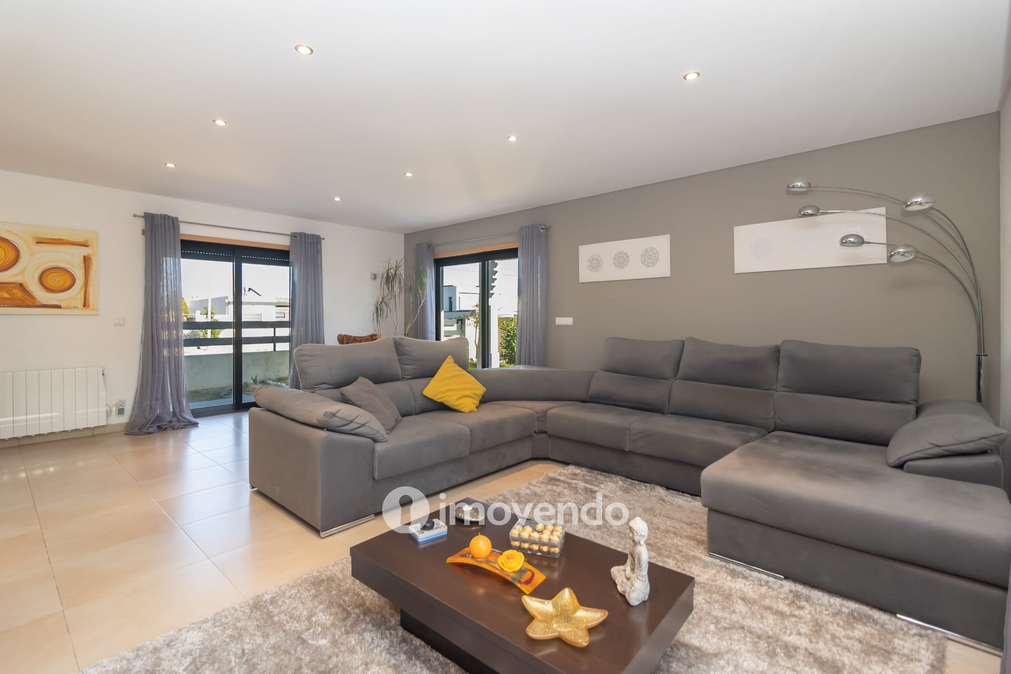 Moradia T5 cuidada, com piscina e jardim, em Setúbal