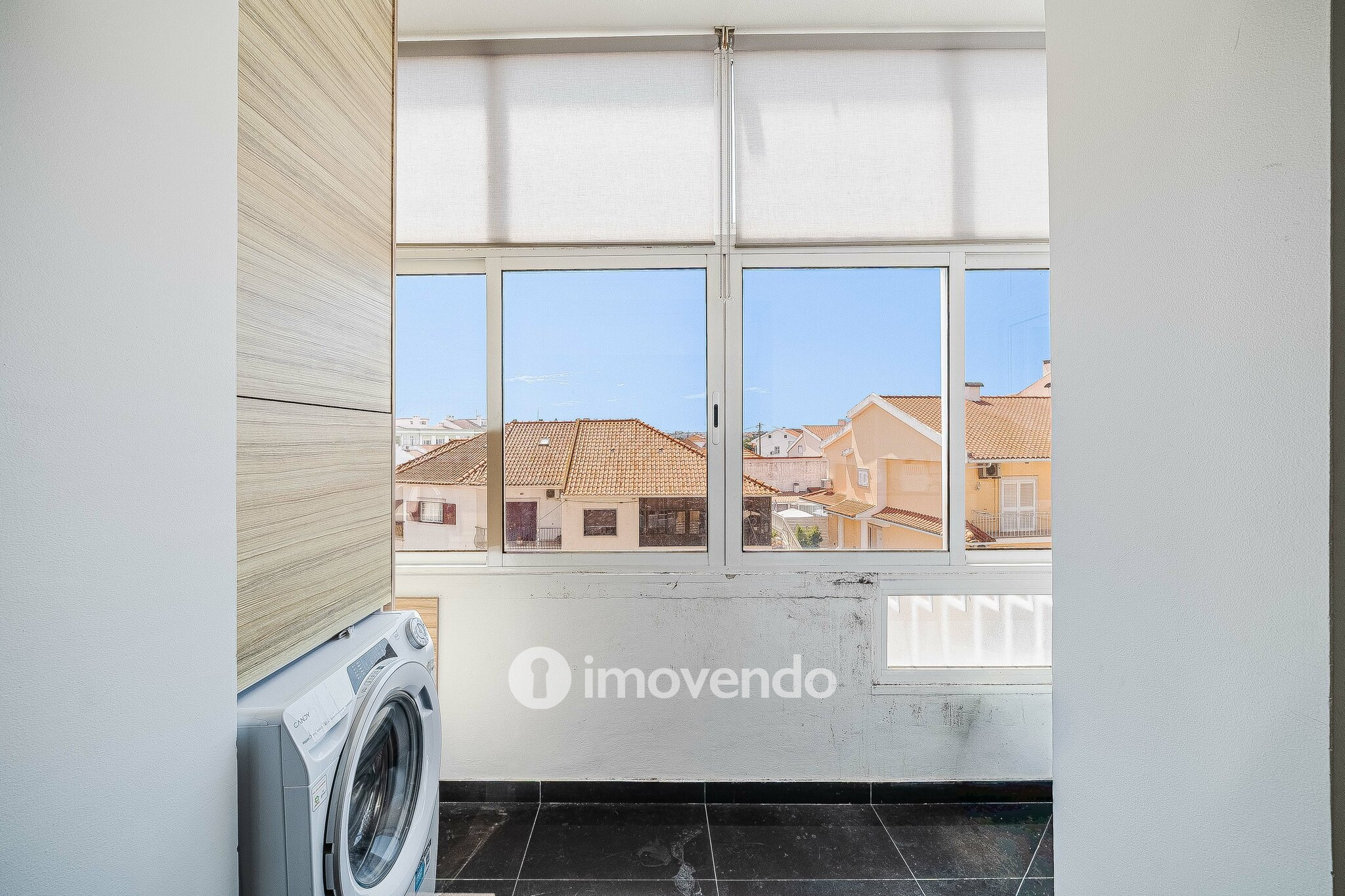 Apartamento T2 luminoso, totalmente remodelado, em Corroios