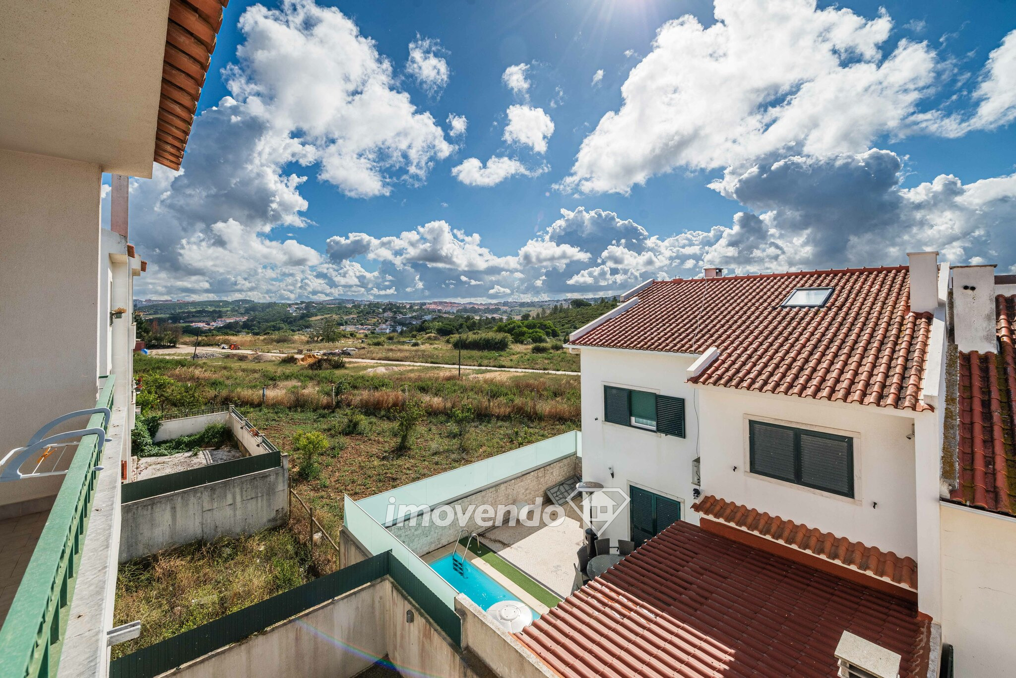 Moradia T4, com garagem e áreas amplas, em Rio de Mouro