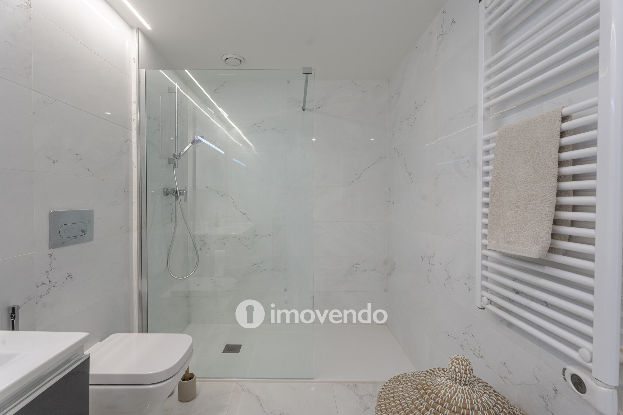 Apartamento T2 moderno, com estacionamento, em Vila Nova de Gaia