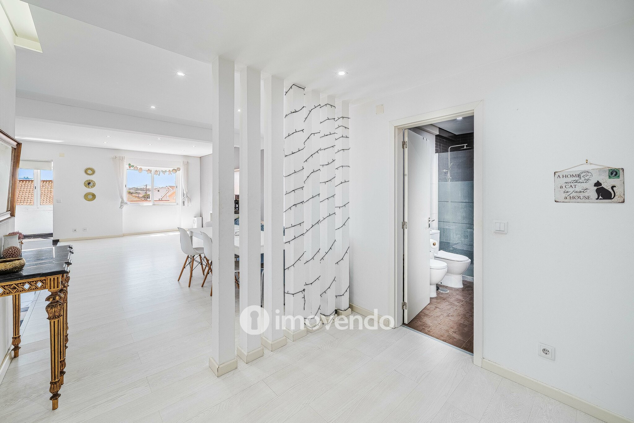 Apartamento T2 luminoso, totalmente remodelado, em Corroios