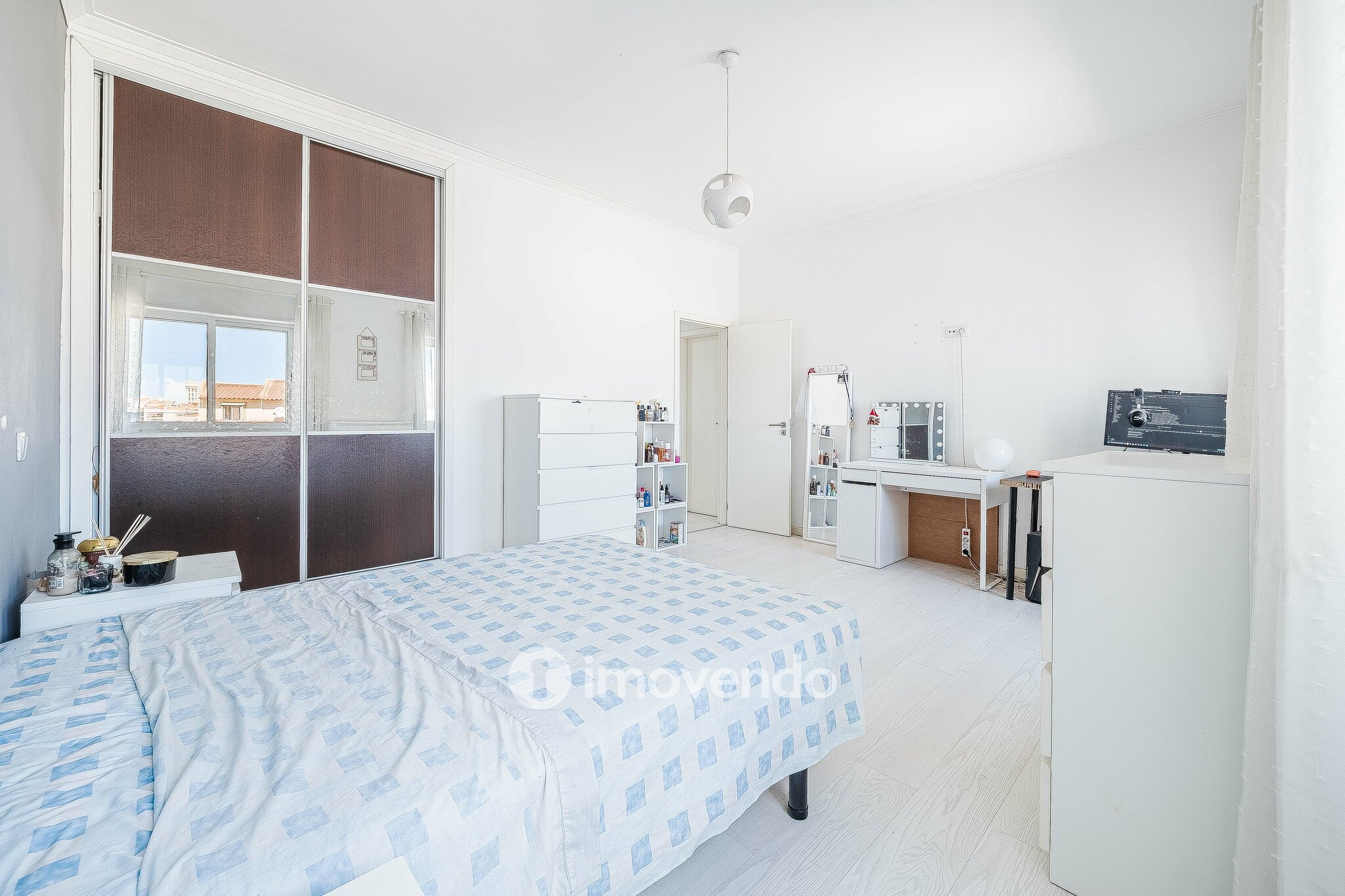 Apartamento T2 luminoso, totalmente remodelado, em Corroios