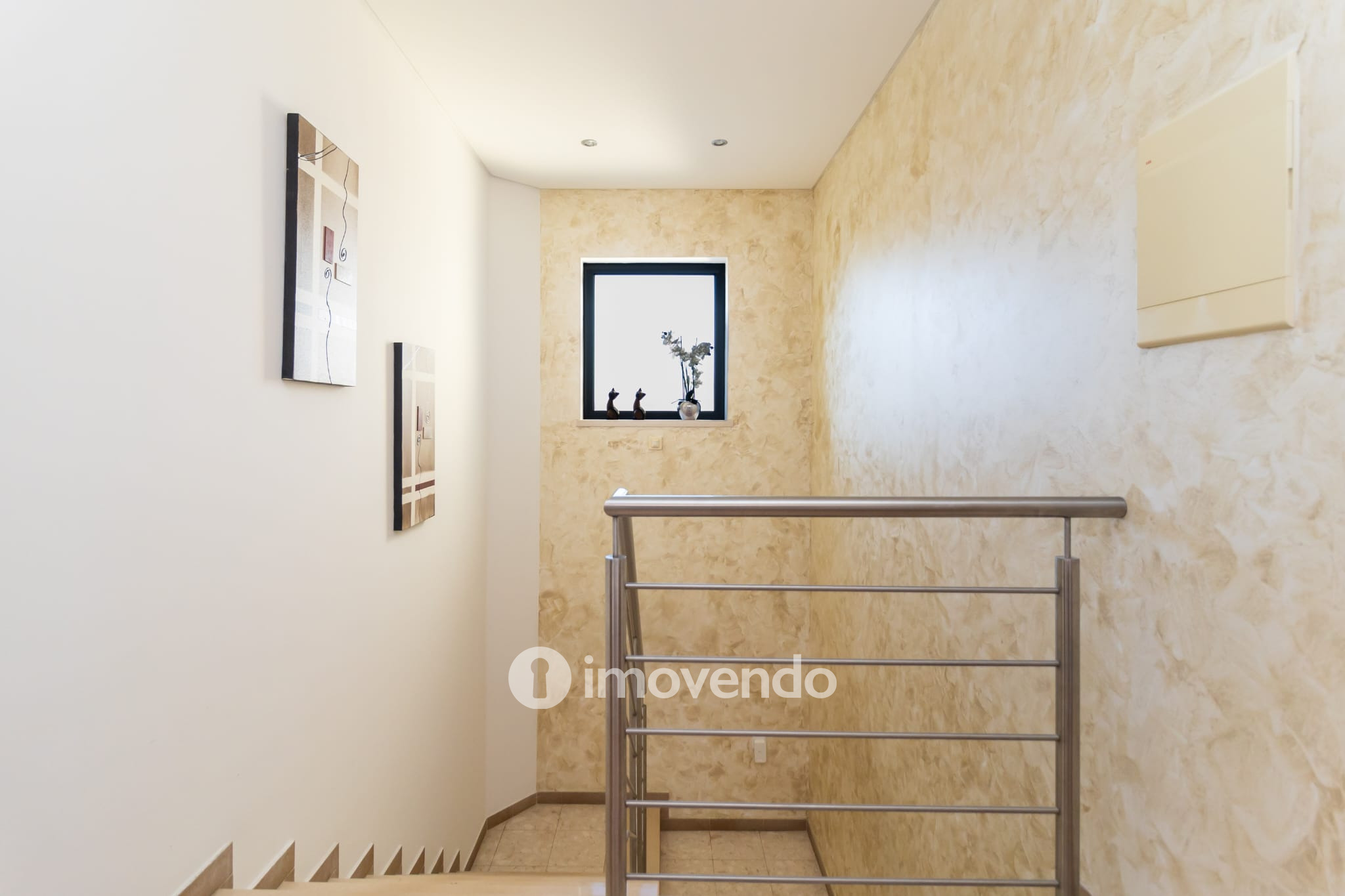 Moradia T5 cuidada, com piscina e jardim, em Setúbal