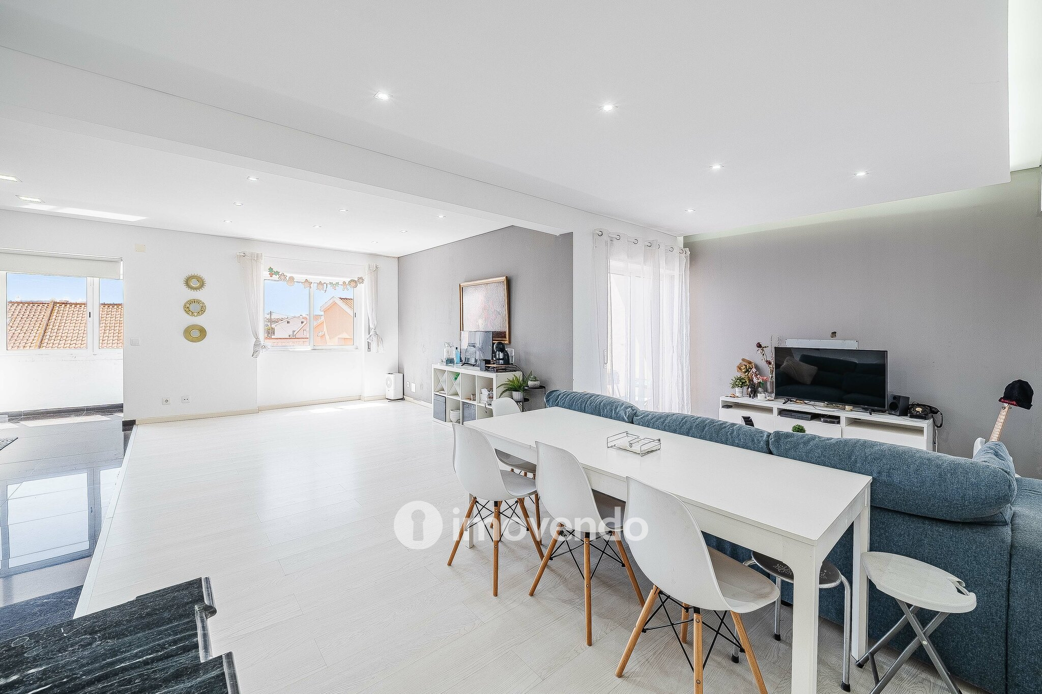 Apartamento T2 luminoso, totalmente remodelado, em Corroios