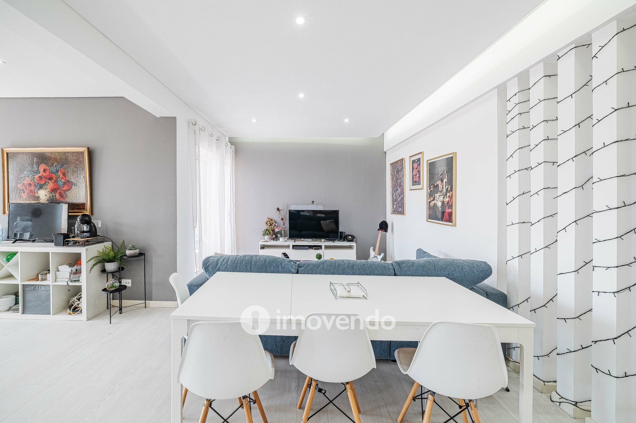 Apartamento T2 luminoso, totalmente remodelado, em Corroios