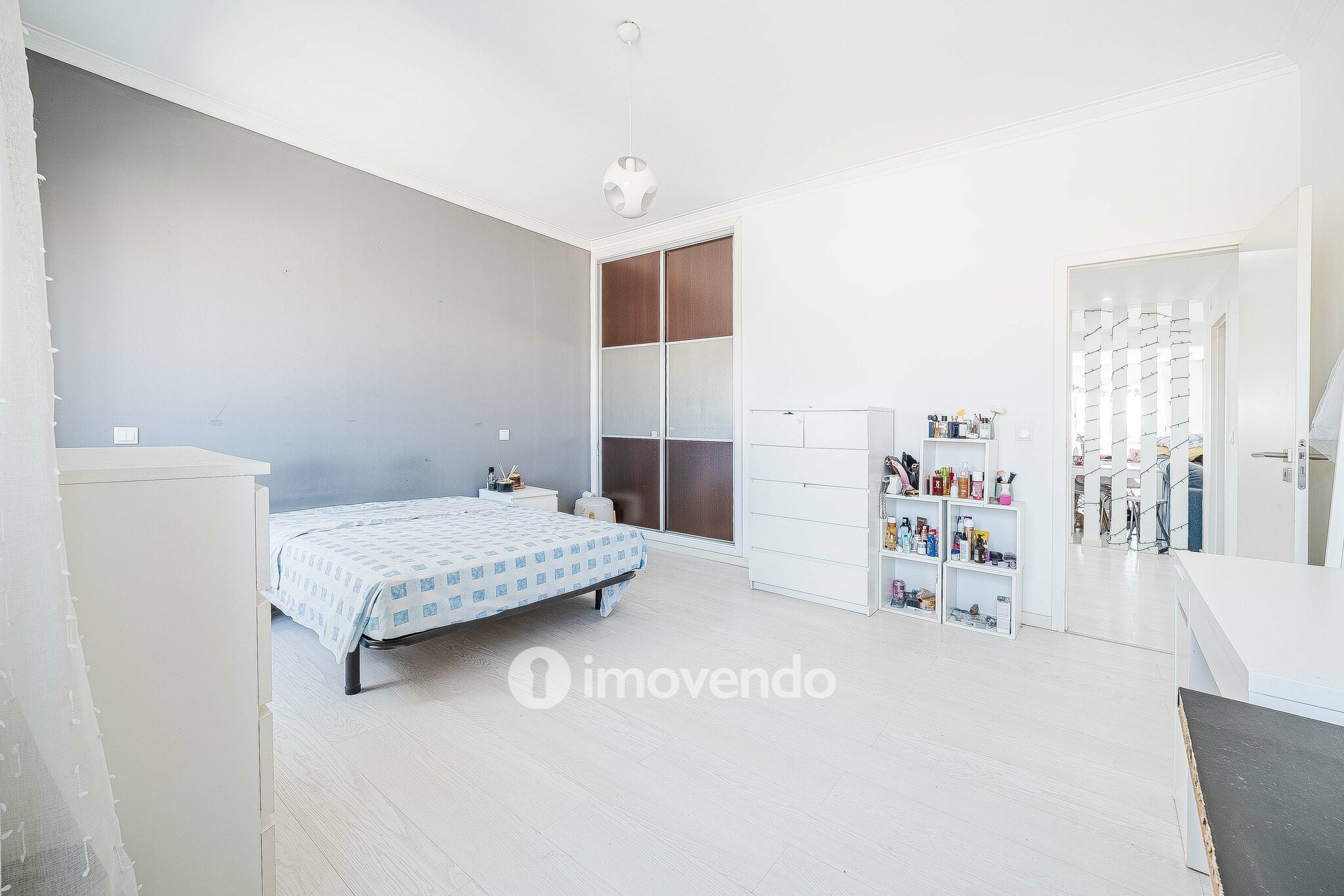 Apartamento T2 luminoso, totalmente remodelado, em Corroios