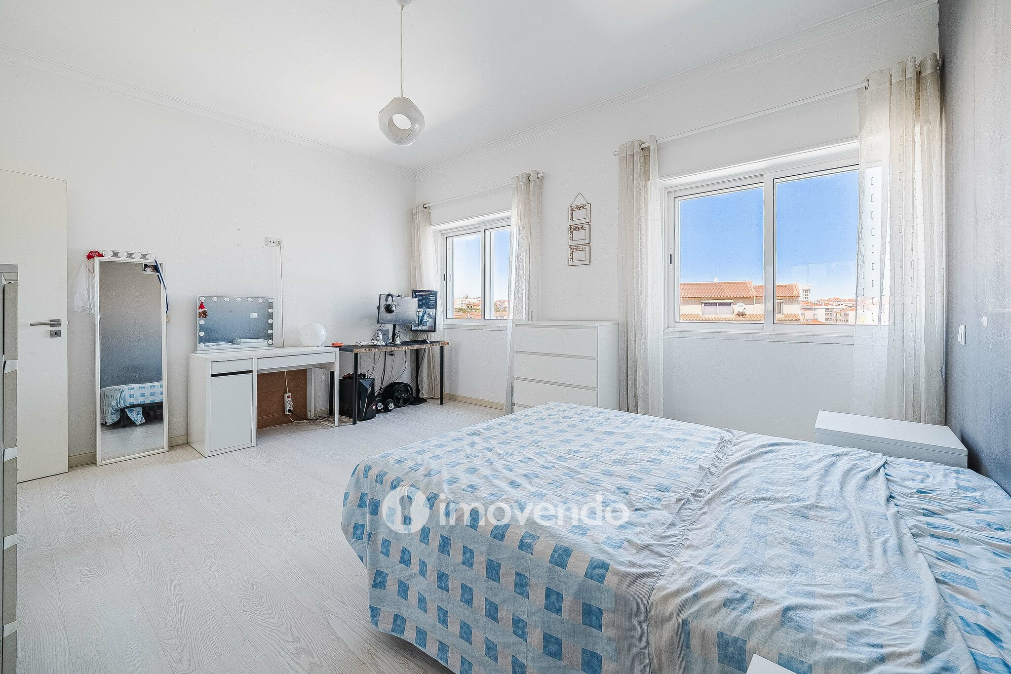 Apartamento T2 luminoso, totalmente remodelado, em Corroios