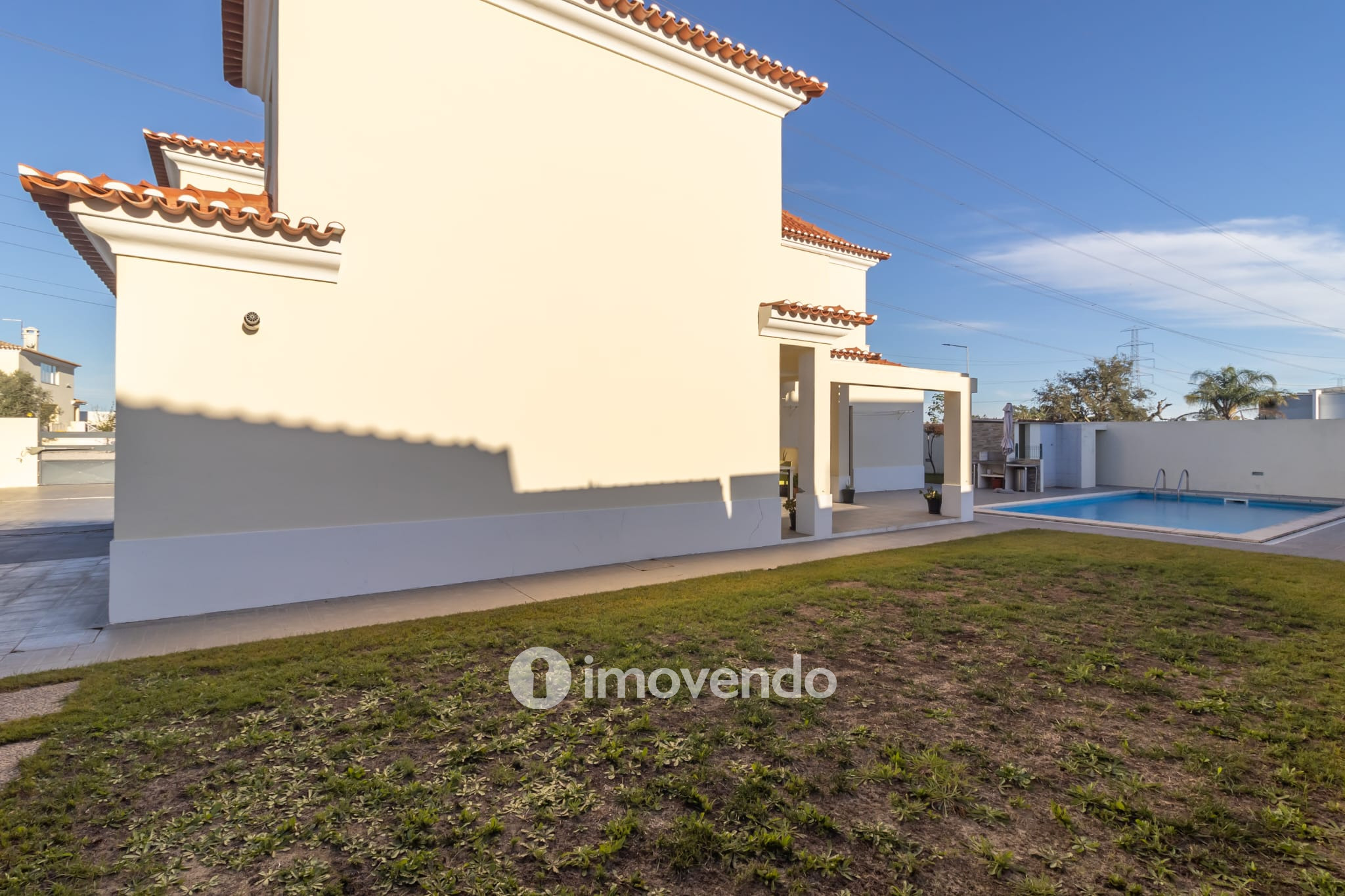 Moradia T5 cuidada, com piscina e jardim, em Setúbal