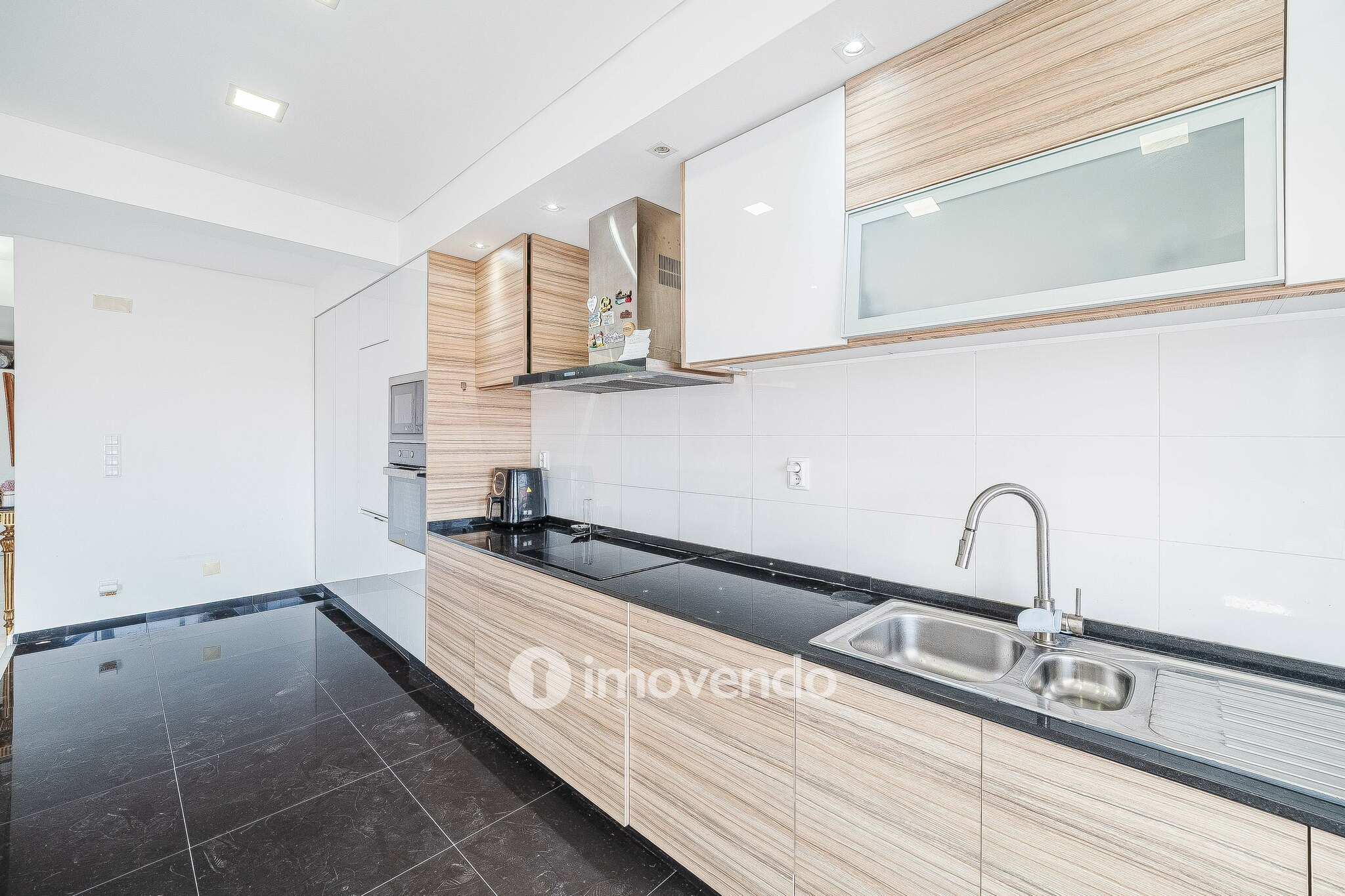 Apartamento T2 luminoso, totalmente remodelado, em Corroios