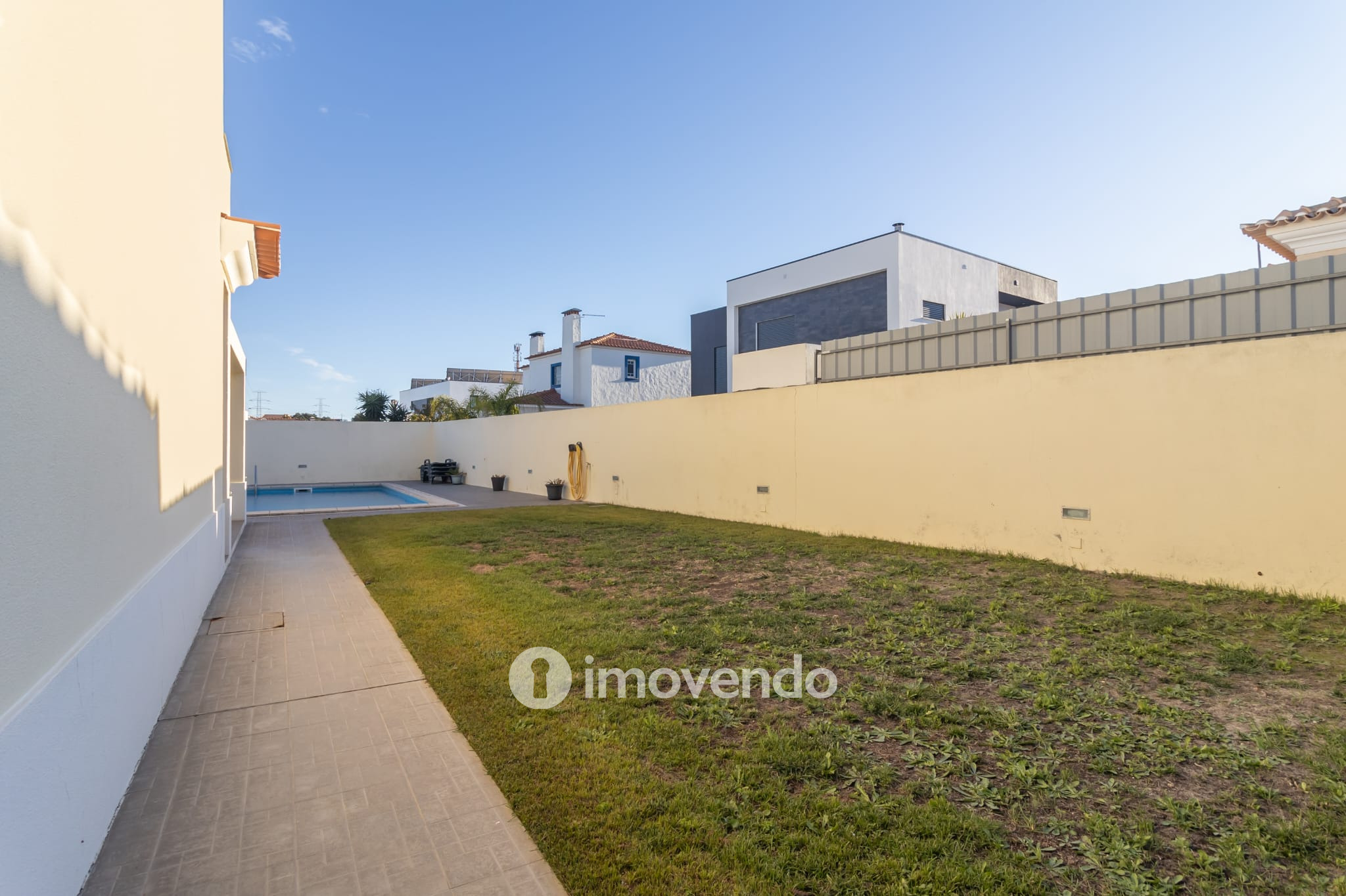 Moradia T5 cuidada, com piscina e jardim, em Setúbal