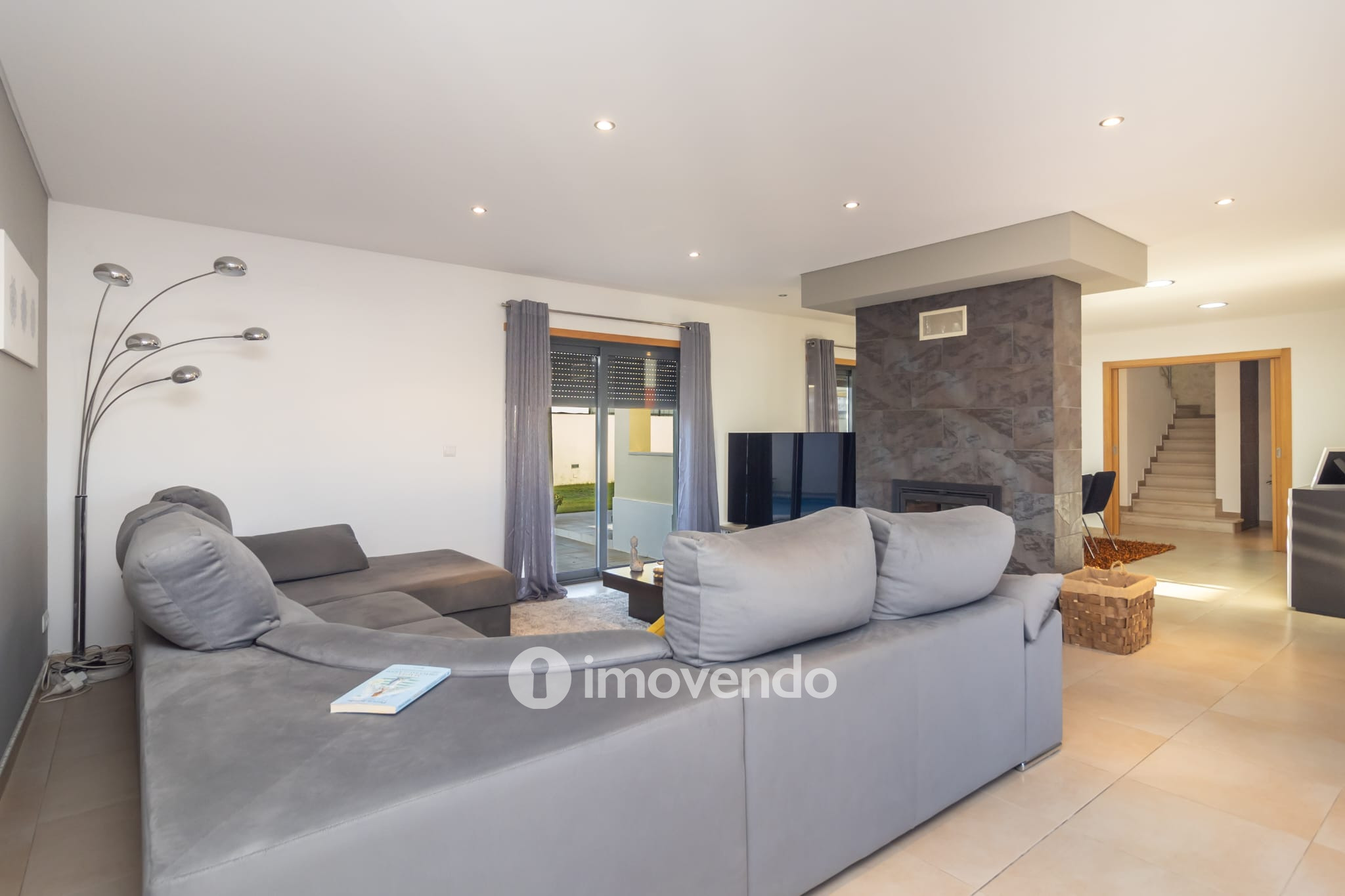 Moradia T5 cuidada, com piscina e jardim, em Setúbal