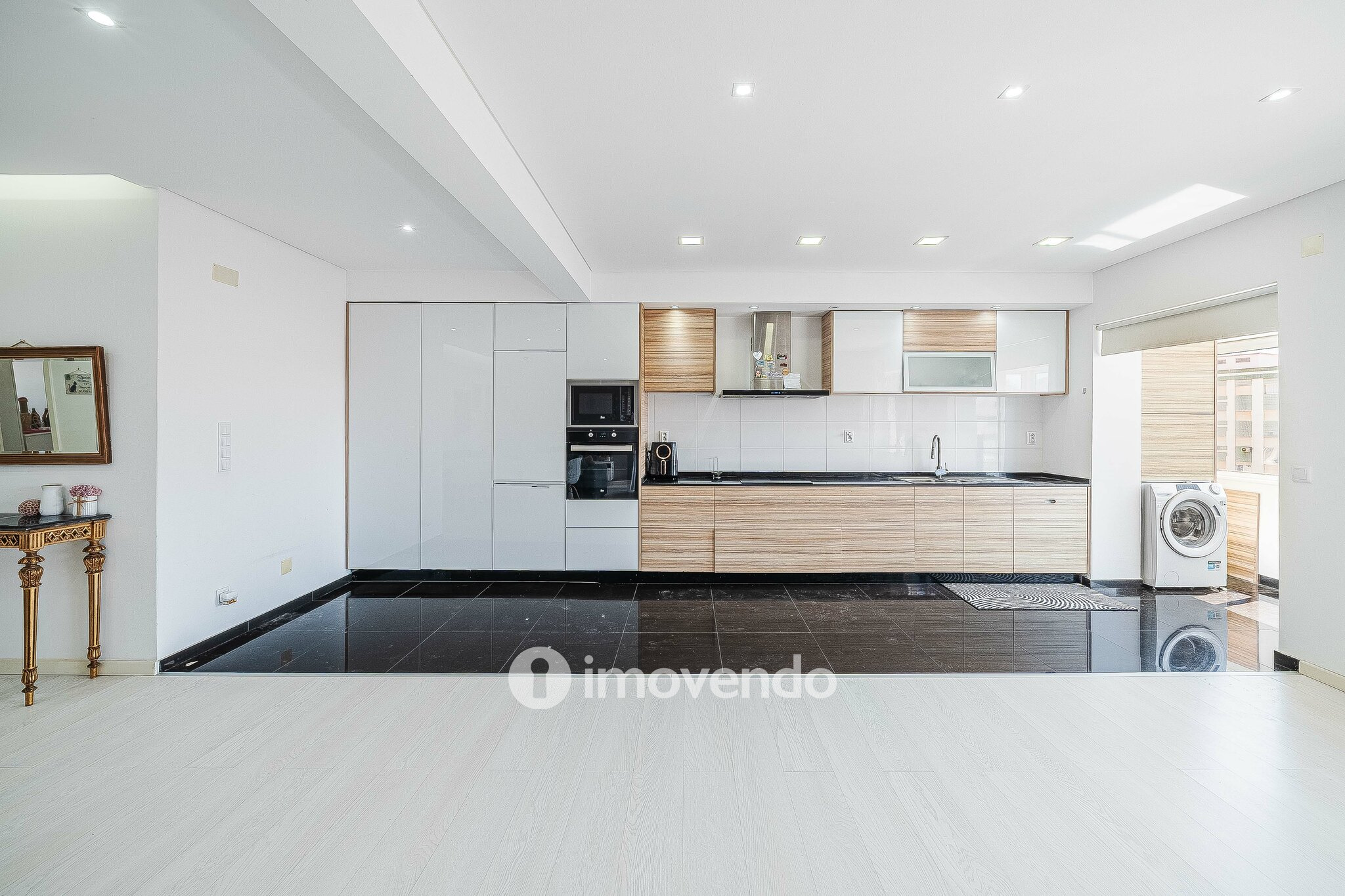 Apartamento T2 luminoso, totalmente remodelado, em Corroios