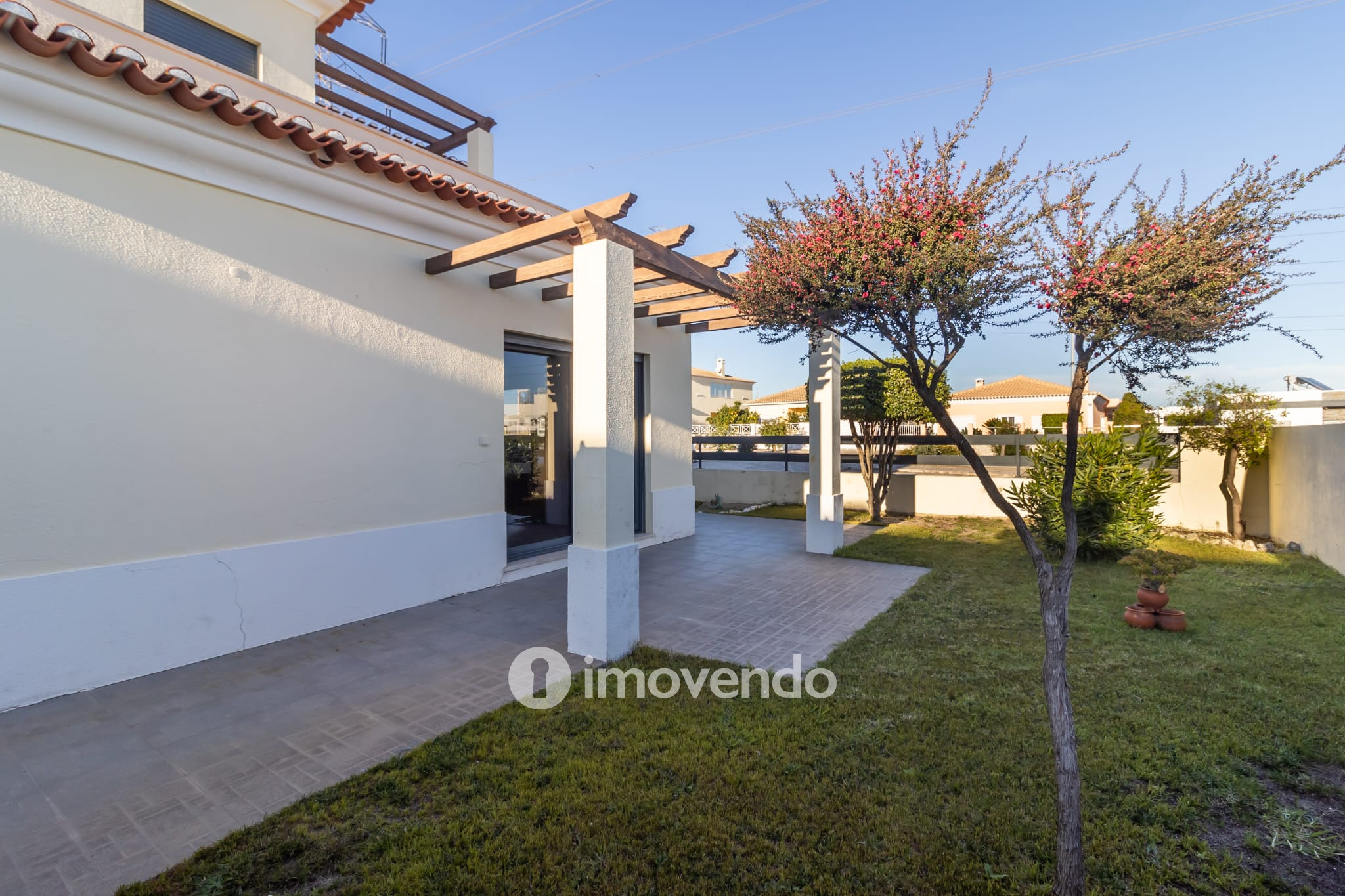 Moradia T5 cuidada, com piscina e jardim, em Setúbal