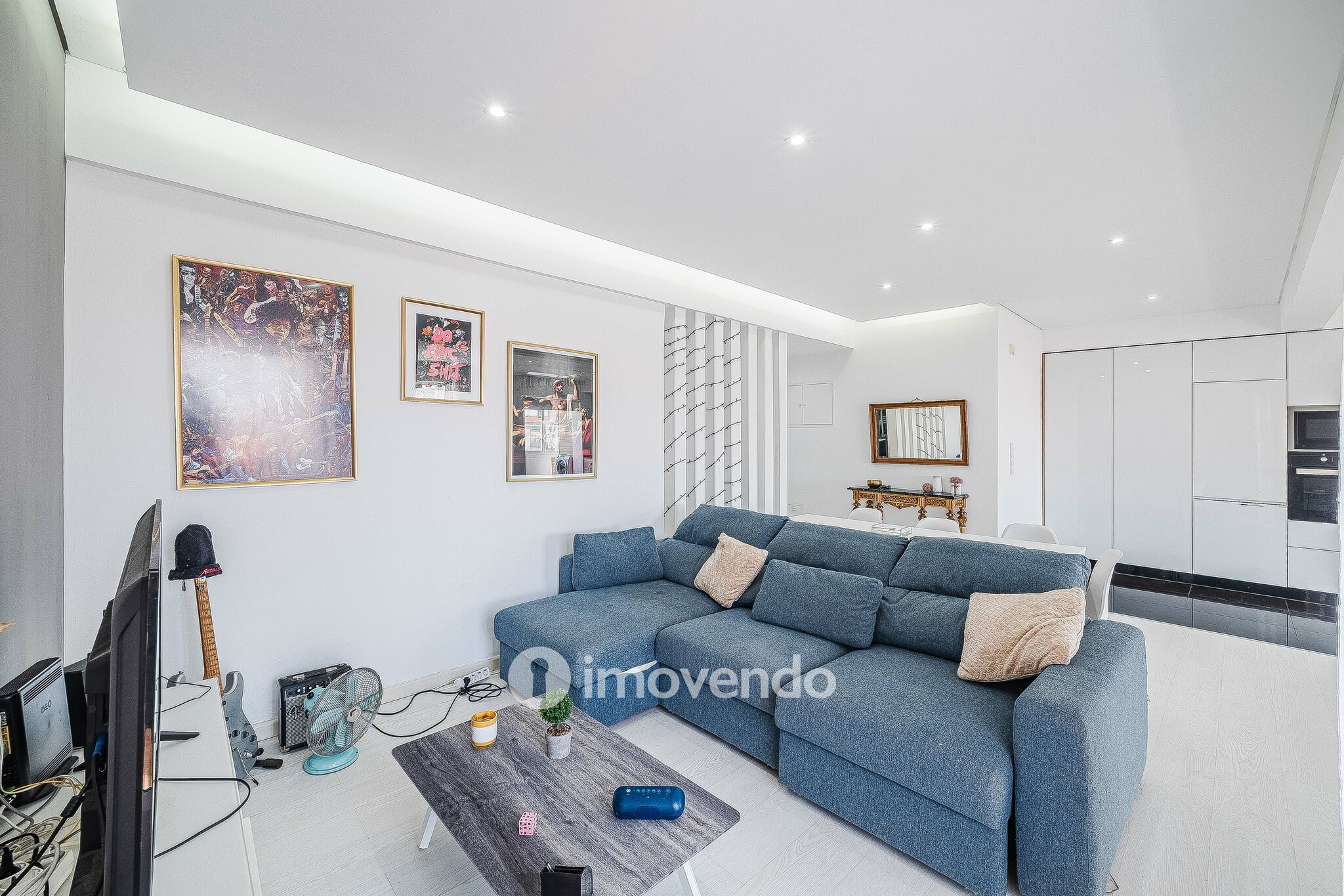 Apartamento T2 luminoso, totalmente remodelado, em Corroios