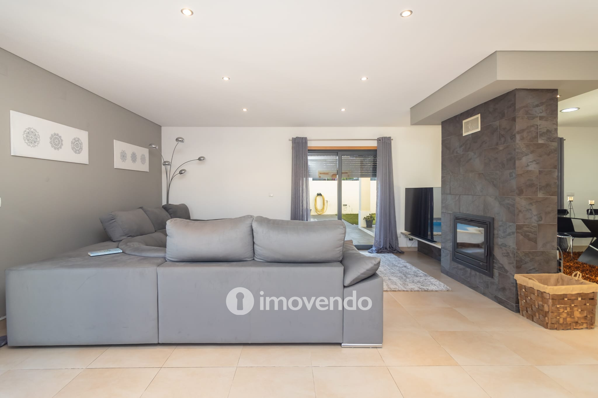 Moradia T5 cuidada, com piscina e jardim, em Setúbal